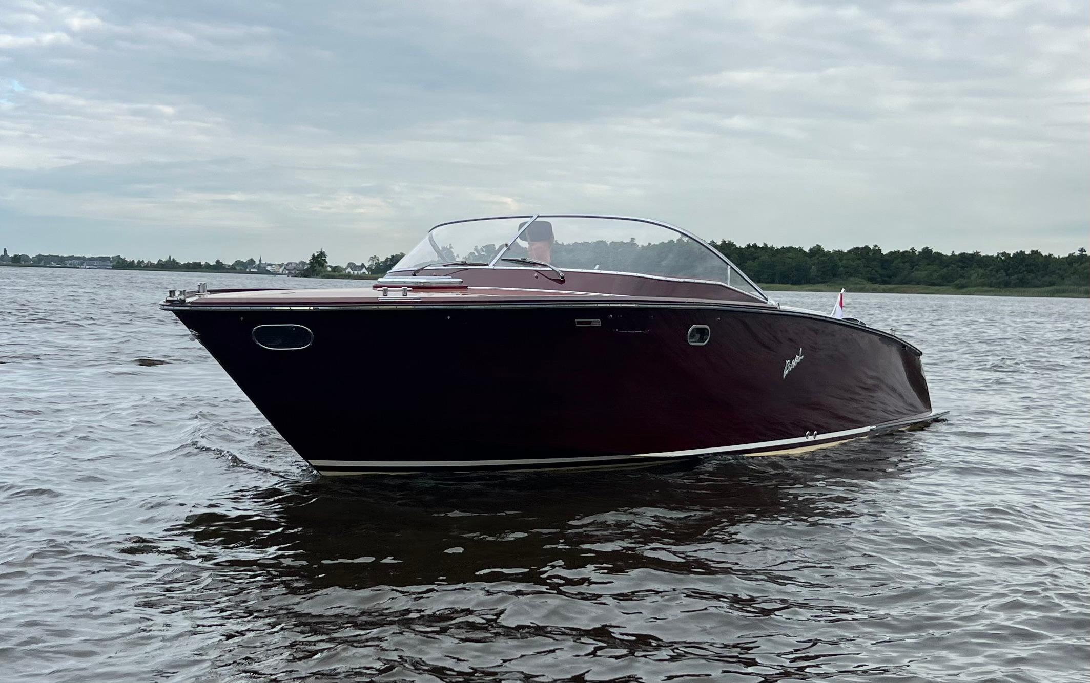 Boesch 850 Runabout Deluxe