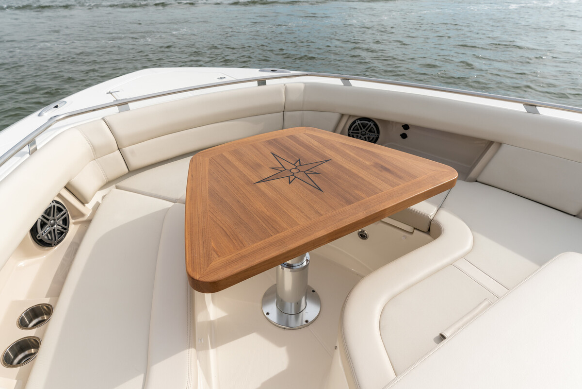 Boston Whaler 380 Realm