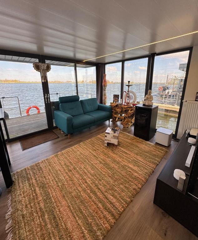 La Mare Houseboat Apartboat XL - Sauna - Hottub - Maasbommel