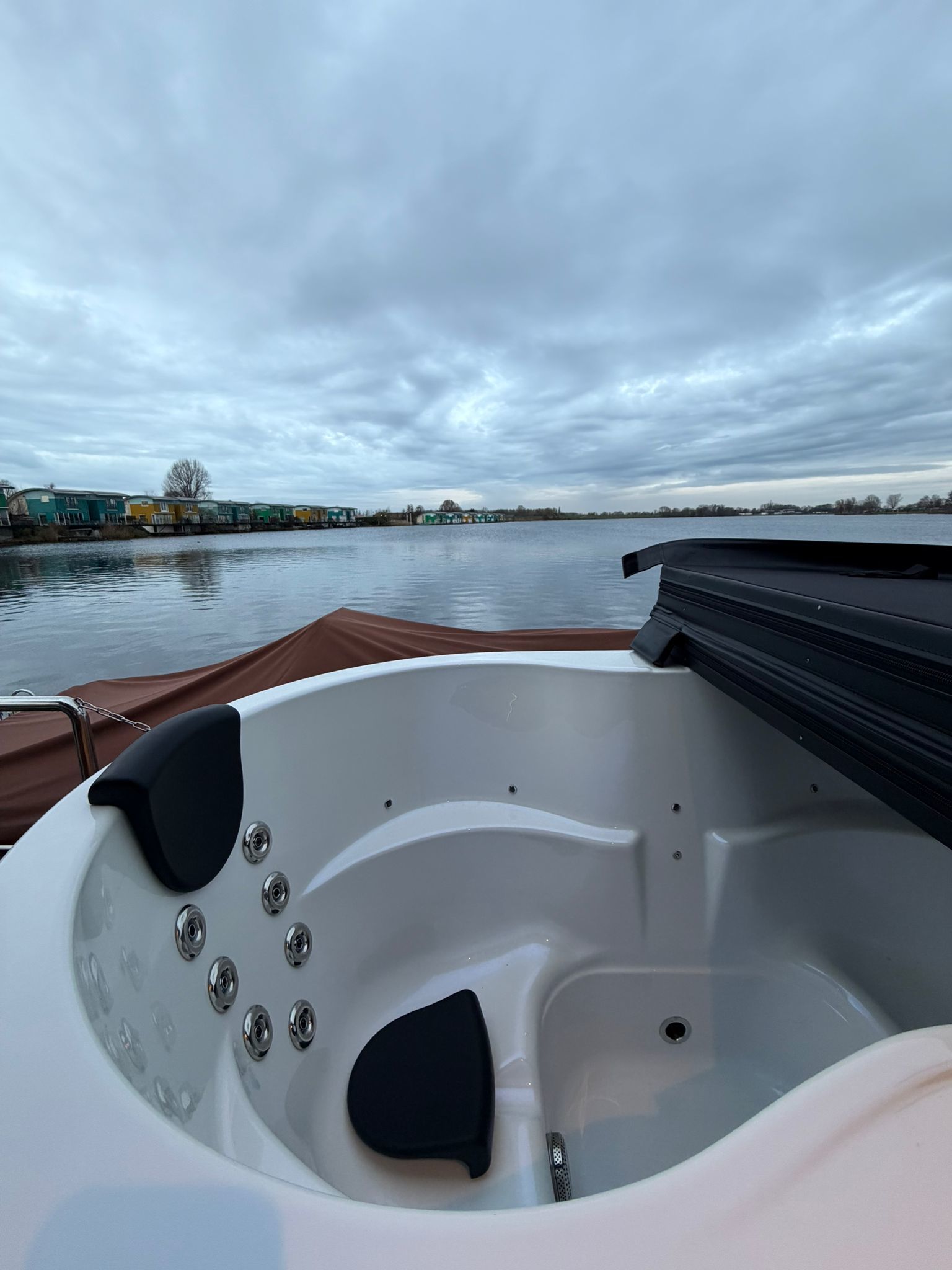 La Mare Houseboat Apartboat XL - Sauna - Hottub - Maasbommel
