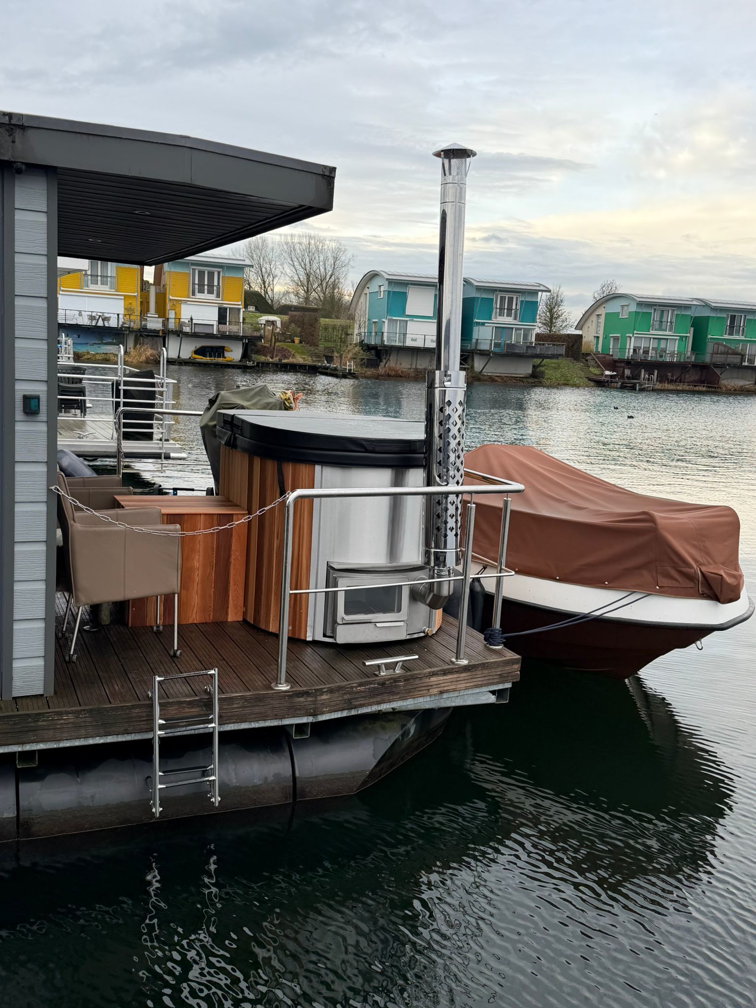 La Mare Houseboat Apartboat XL - Sauna - Hottub - Maasbommel