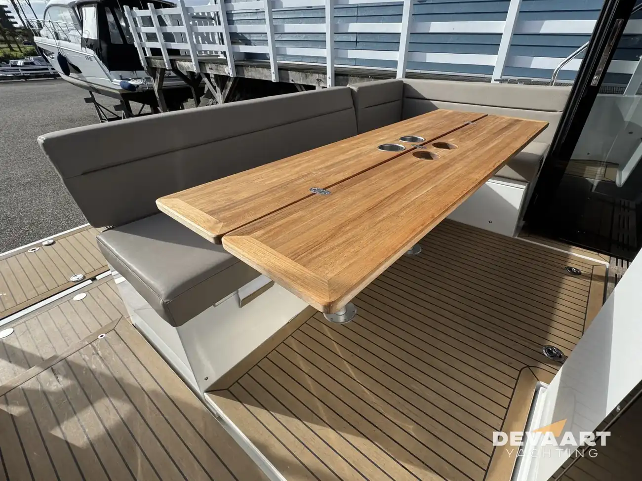 Sealine C335