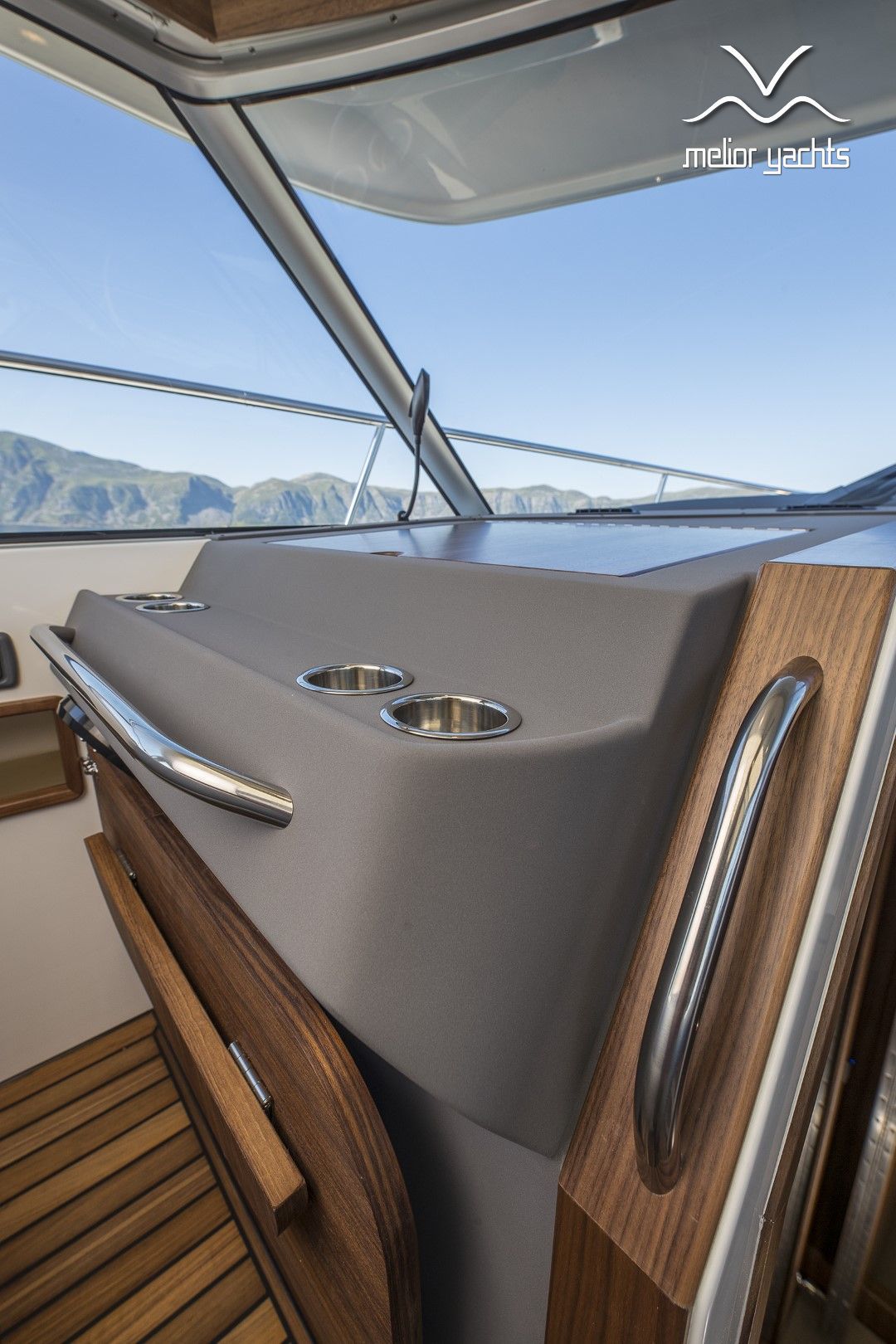 Saga 385 - Edition Walnut Interior