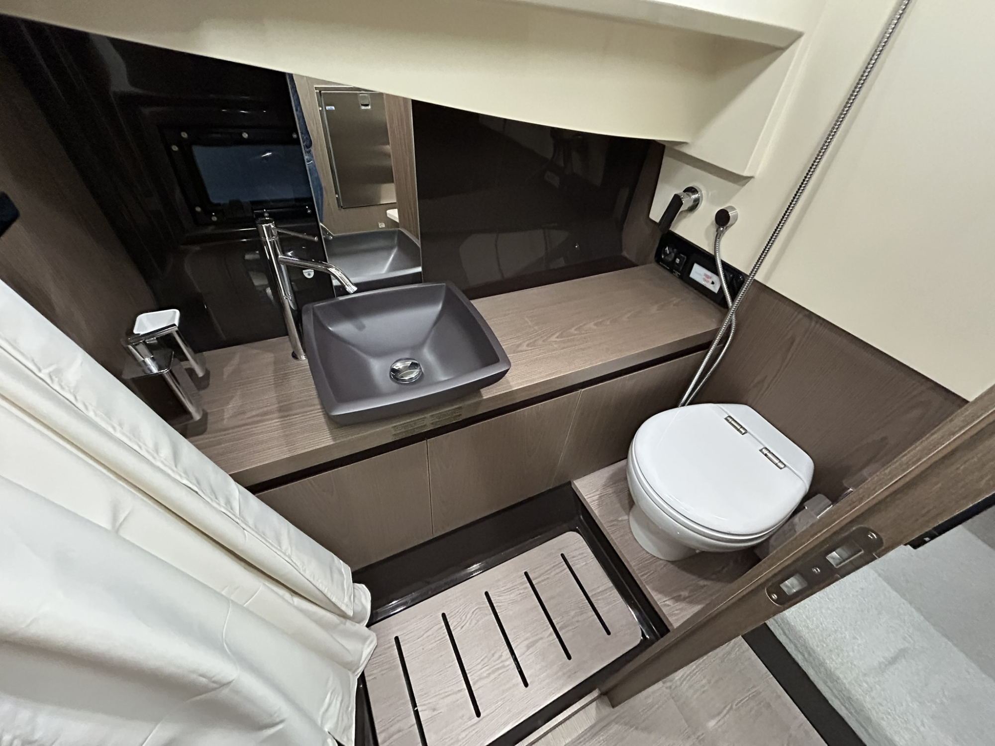 Invictus yachts Invictus 320 GT met 2 x Mercruiser 270 pk diesel van 2024!