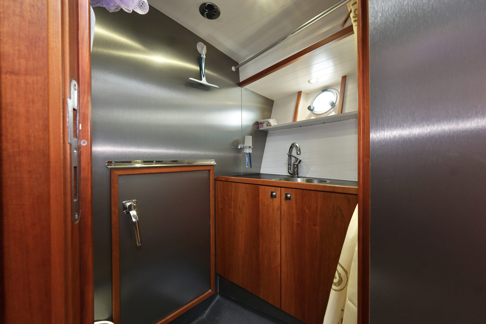 Serious Yachts Gently Low Bridge 45 Sedan