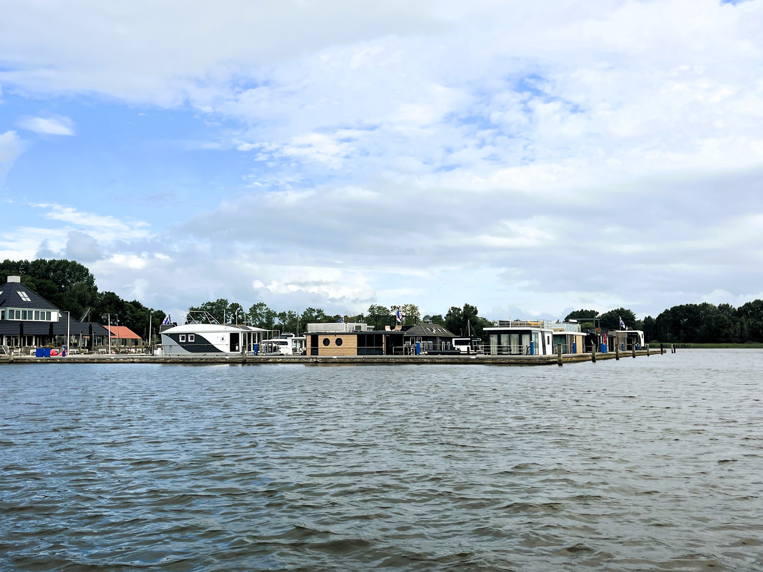 Koopligplaats Sneekermeer Met Apart Te Koop Houseboat 1460 X 500