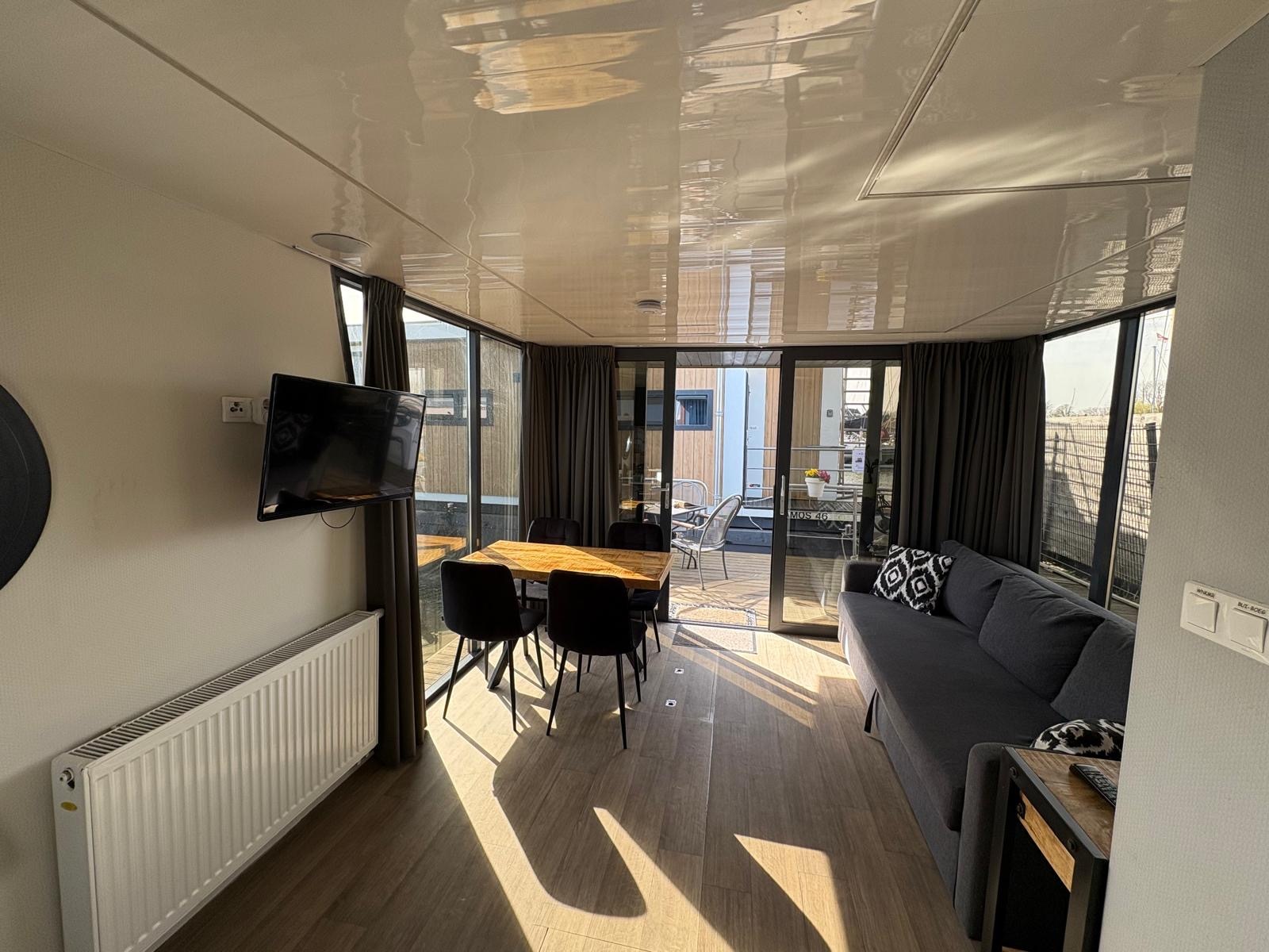La Mare Apartboat (houseboat)