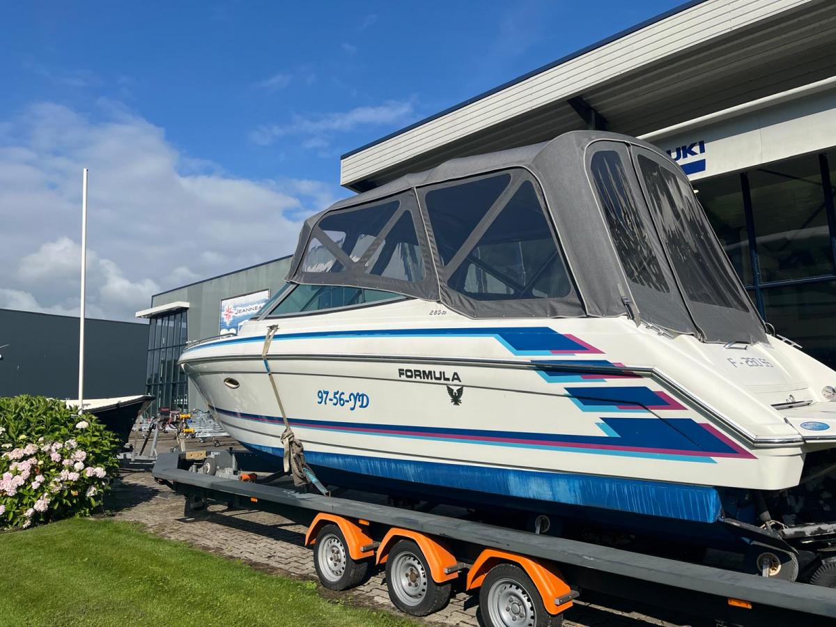 Formula F-280 SS Cuddy cabin