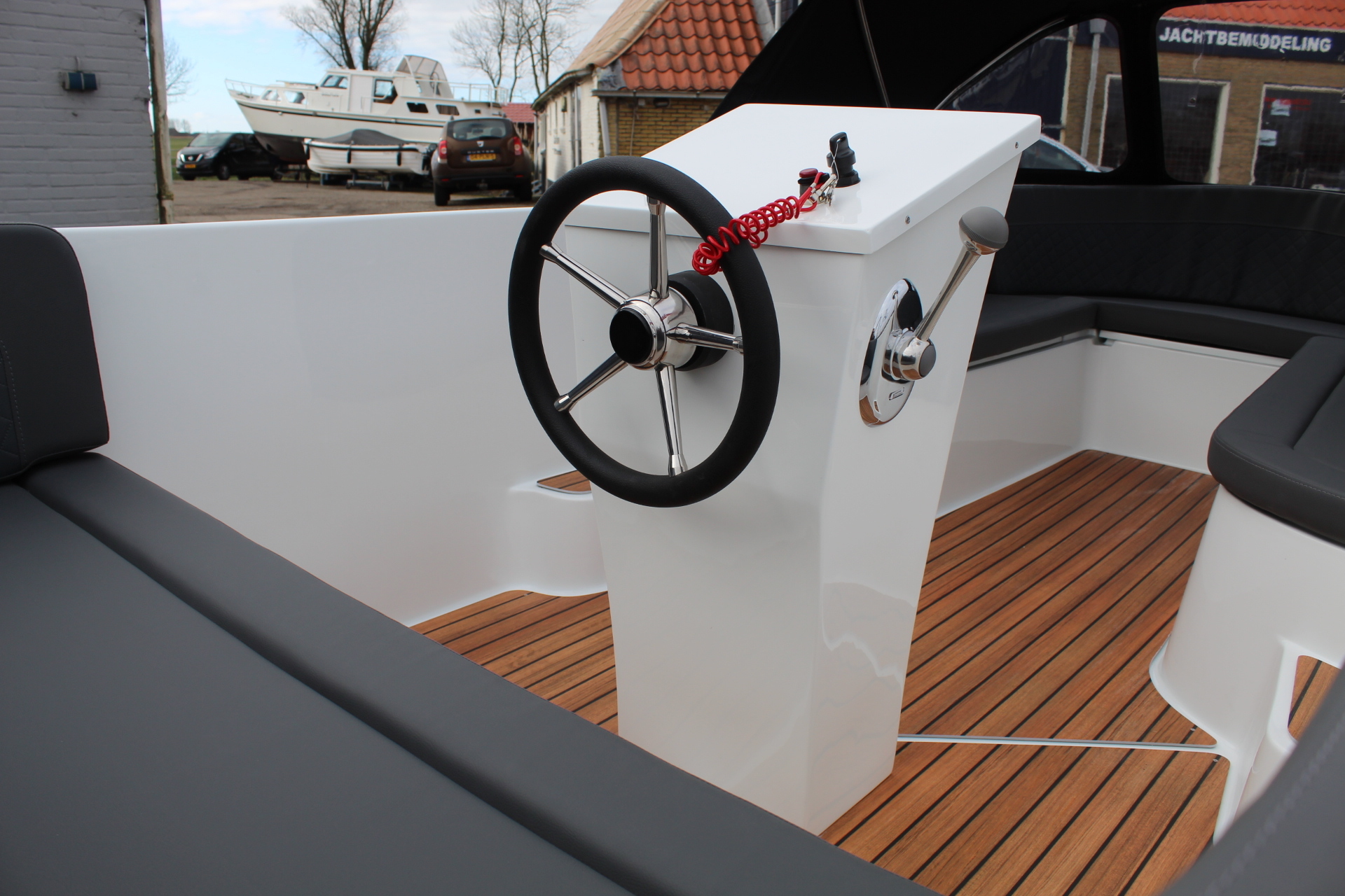 Qnap 555 Tender + 9.8 PK Tohatsu & Kap *