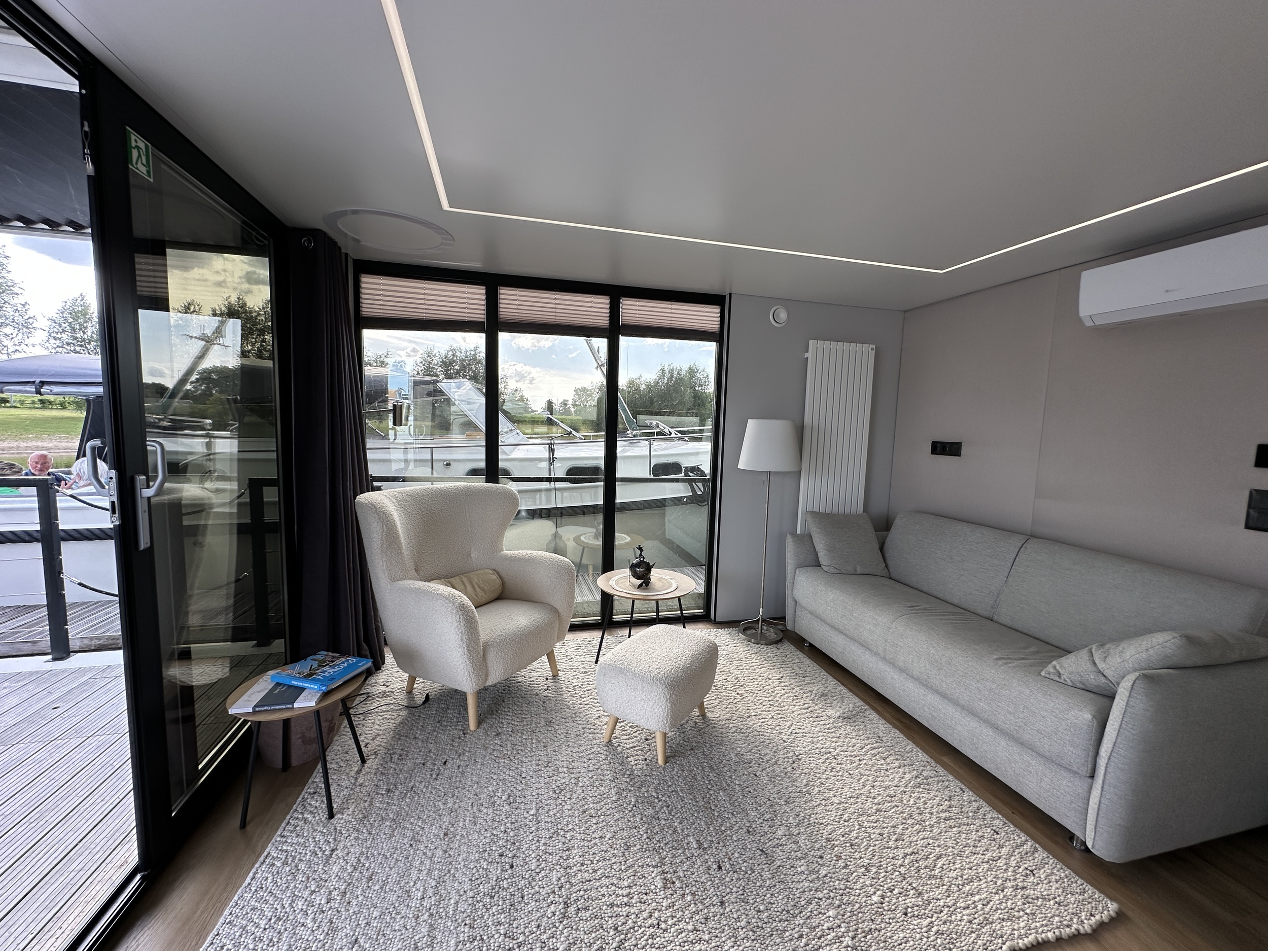 La Mare Houseboat Modern 12