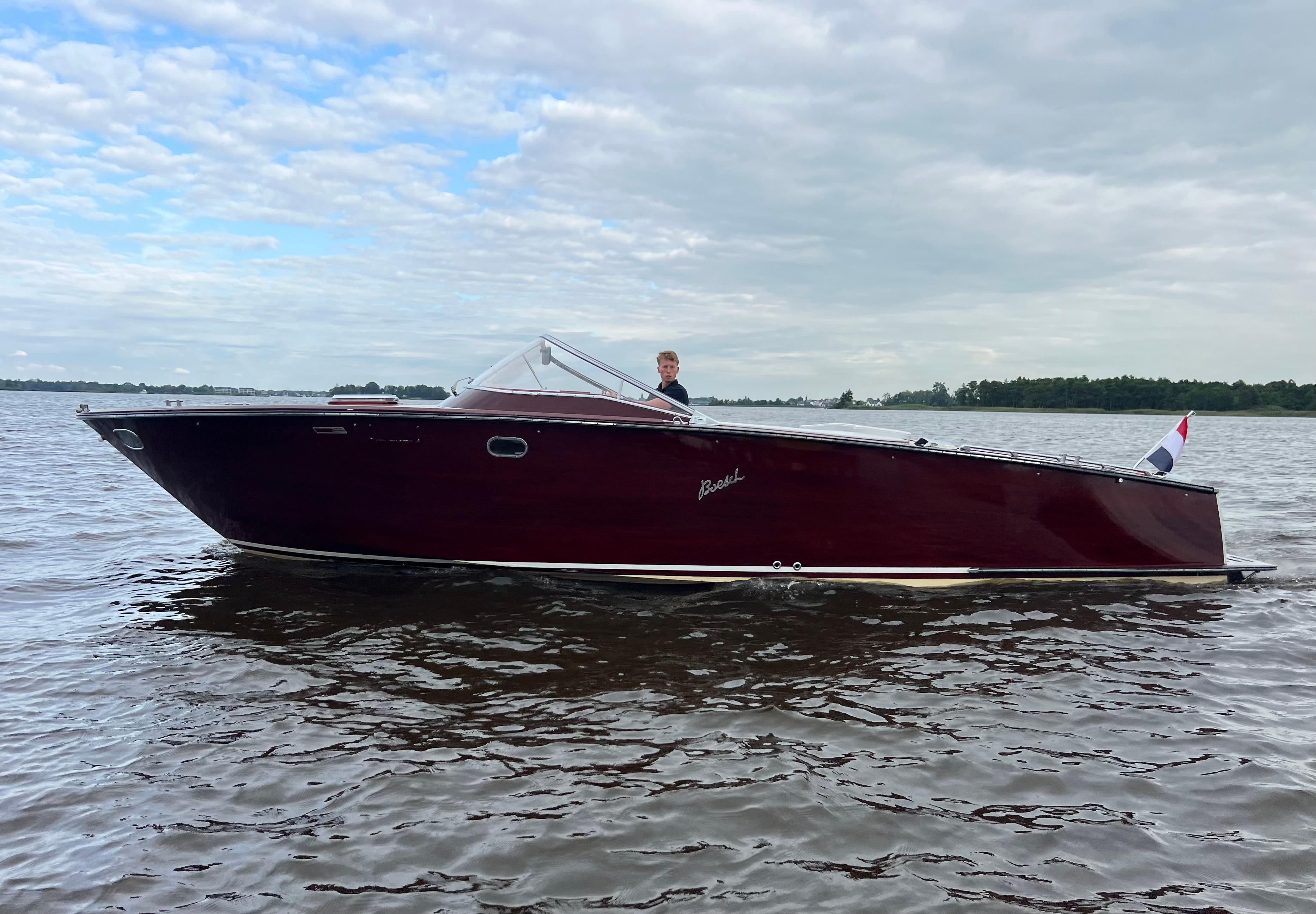 Boesch 850 Runabout Deluxe