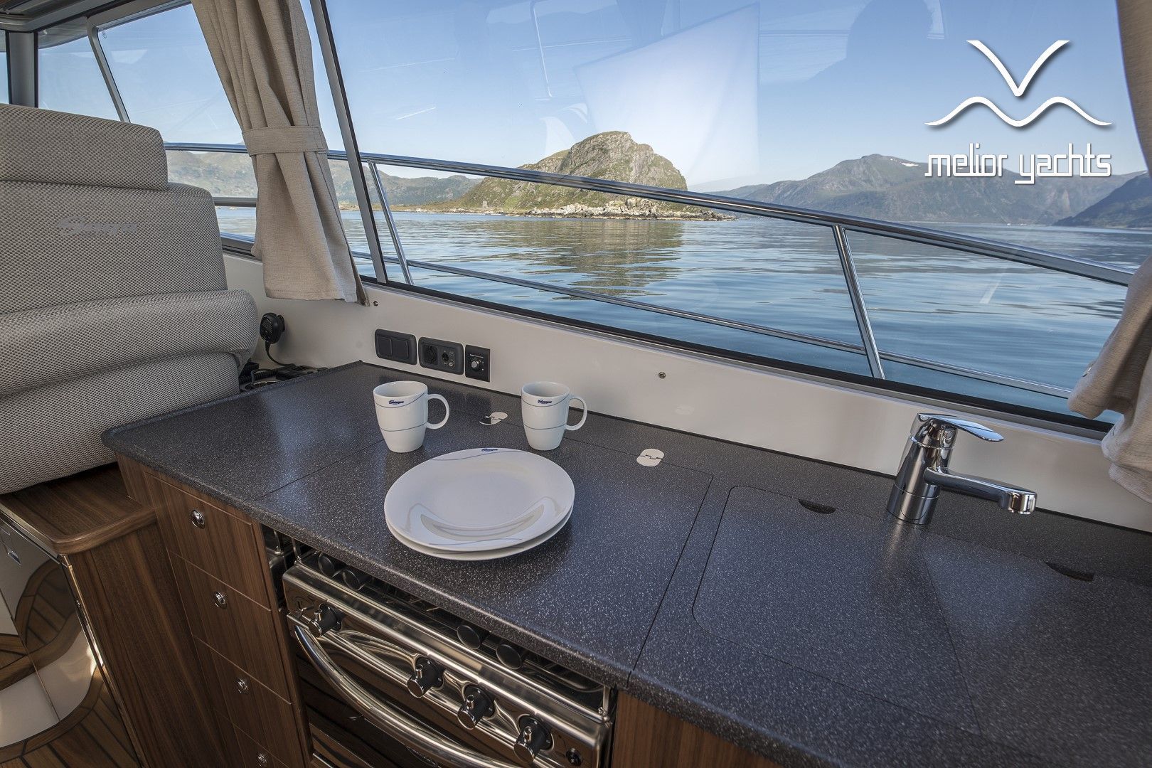 Saga 385 - Edition Walnut Interior