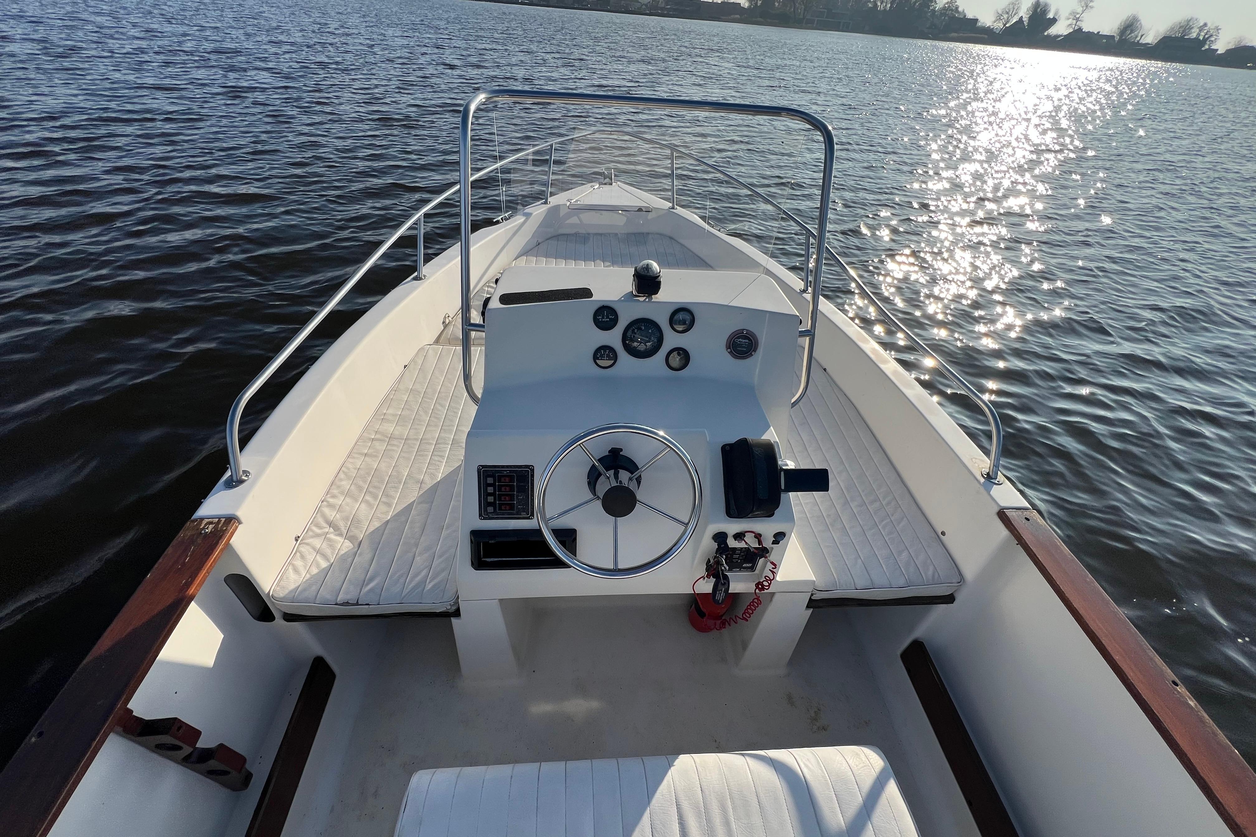 Elan 17 CC Center Consoleboot