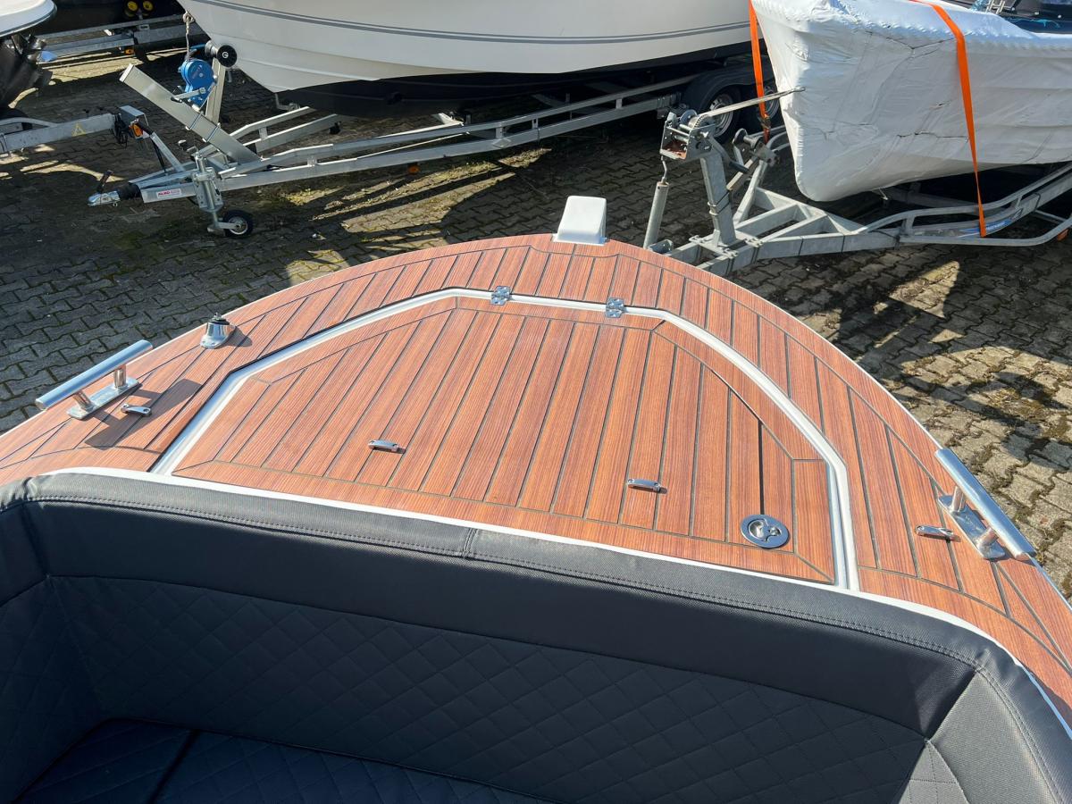 Maxima 650 Flying Lounge met boegschroef