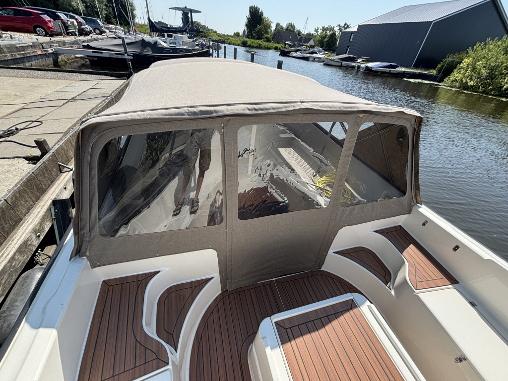 Stil Sloep (cabin) 9.30   15 Kw Elek. met toilet achter deur