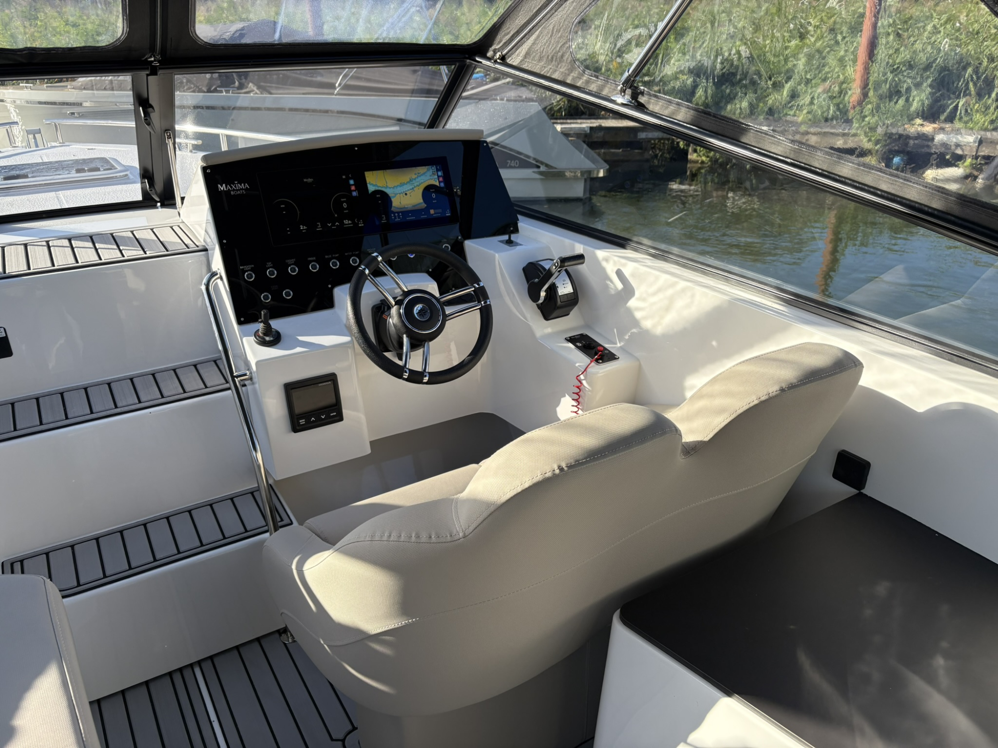 Maxima Boats 800 Cabin zwart - wit met Honda 250 pk op voorraad!