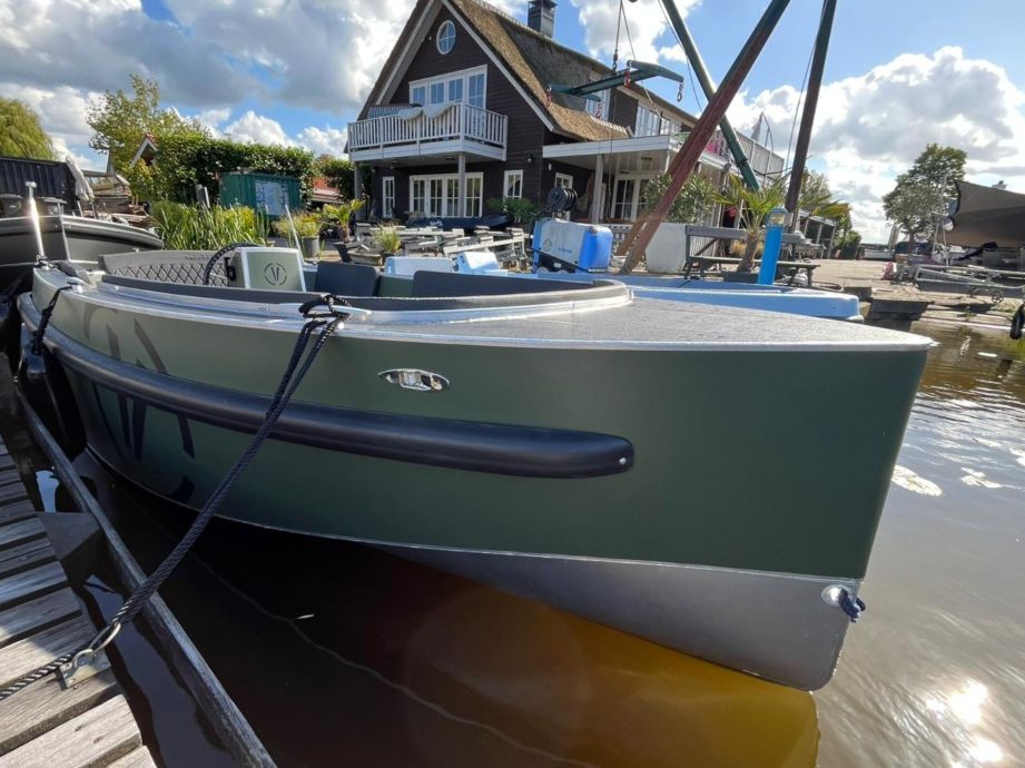 Van Vossen 650 plugin E tender aluminium elektrisch