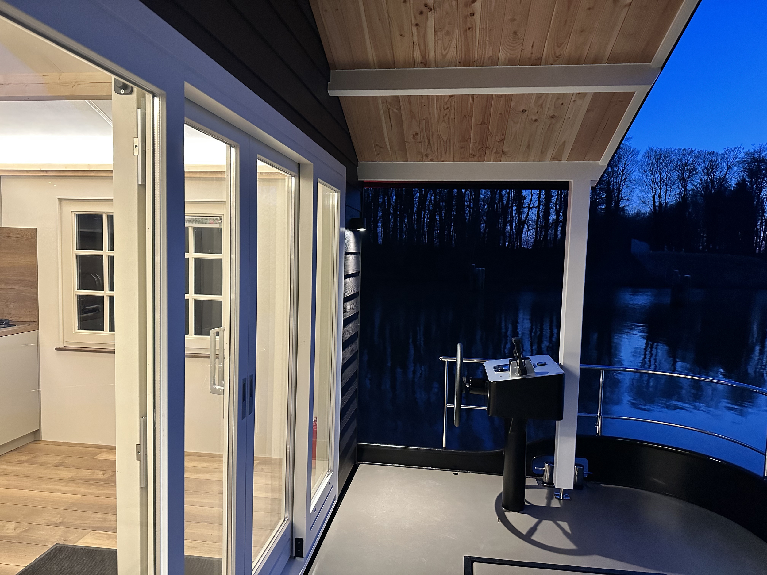 HOMESHIP VaarChalet In Amsterdam 1250D Luxe Houseboat