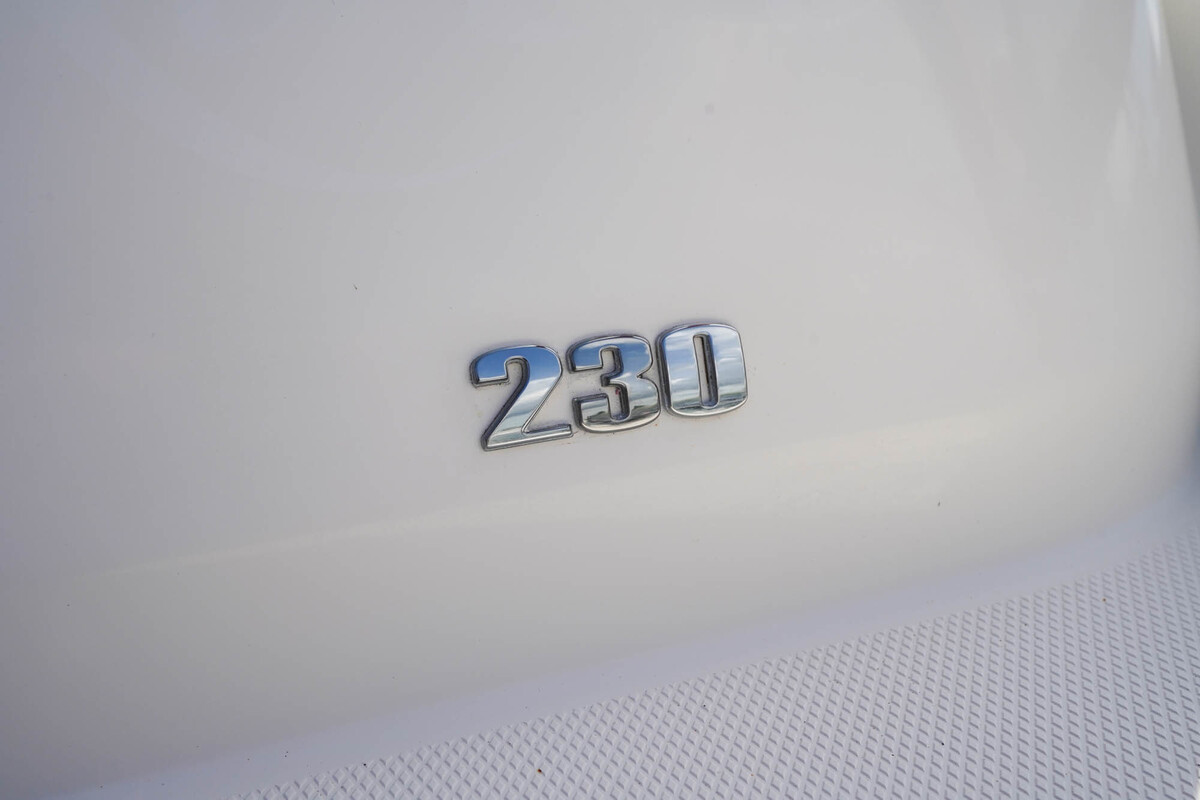 Sea Ray Sun Sport 230