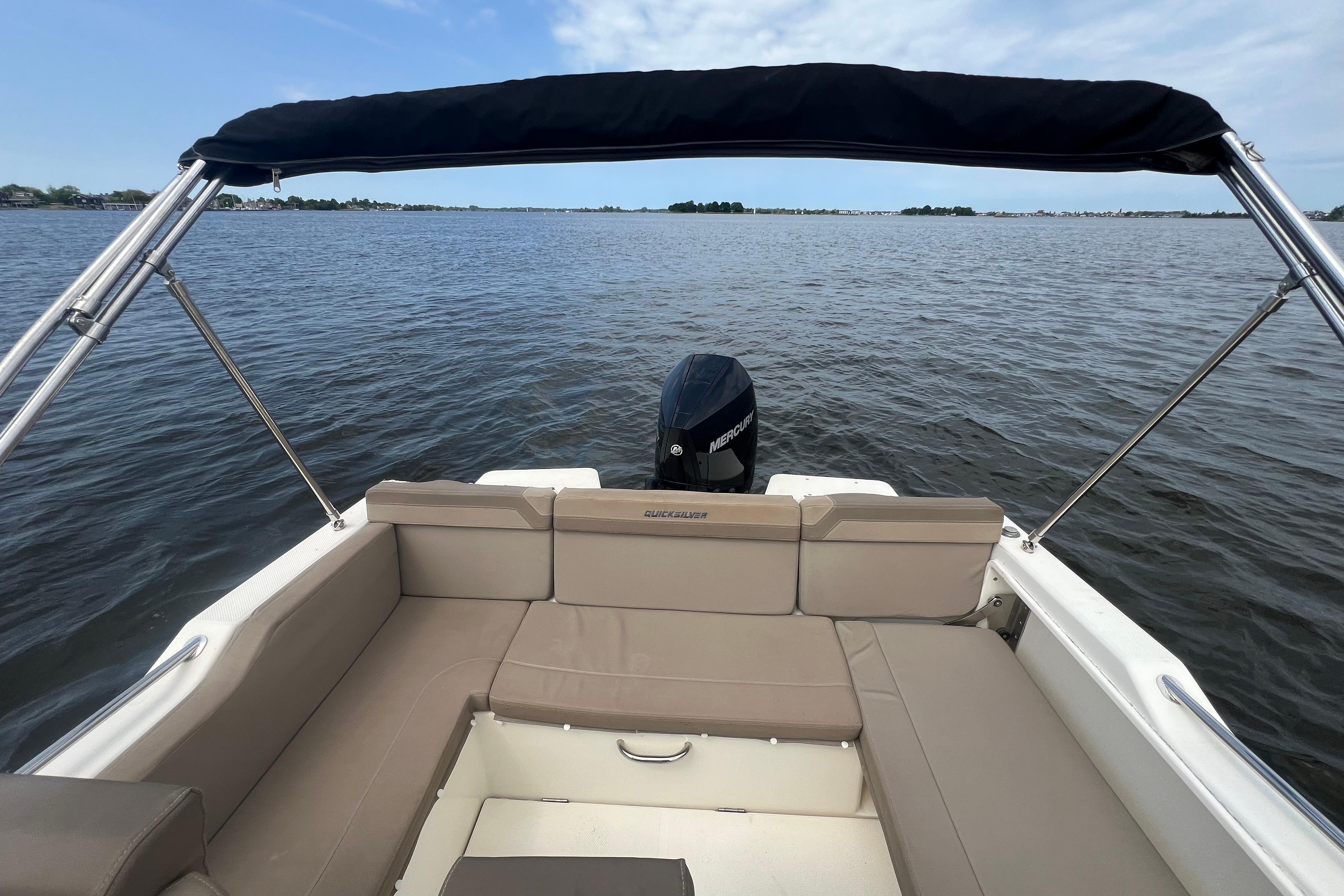 Quicksilver Activ 755 Sundeck