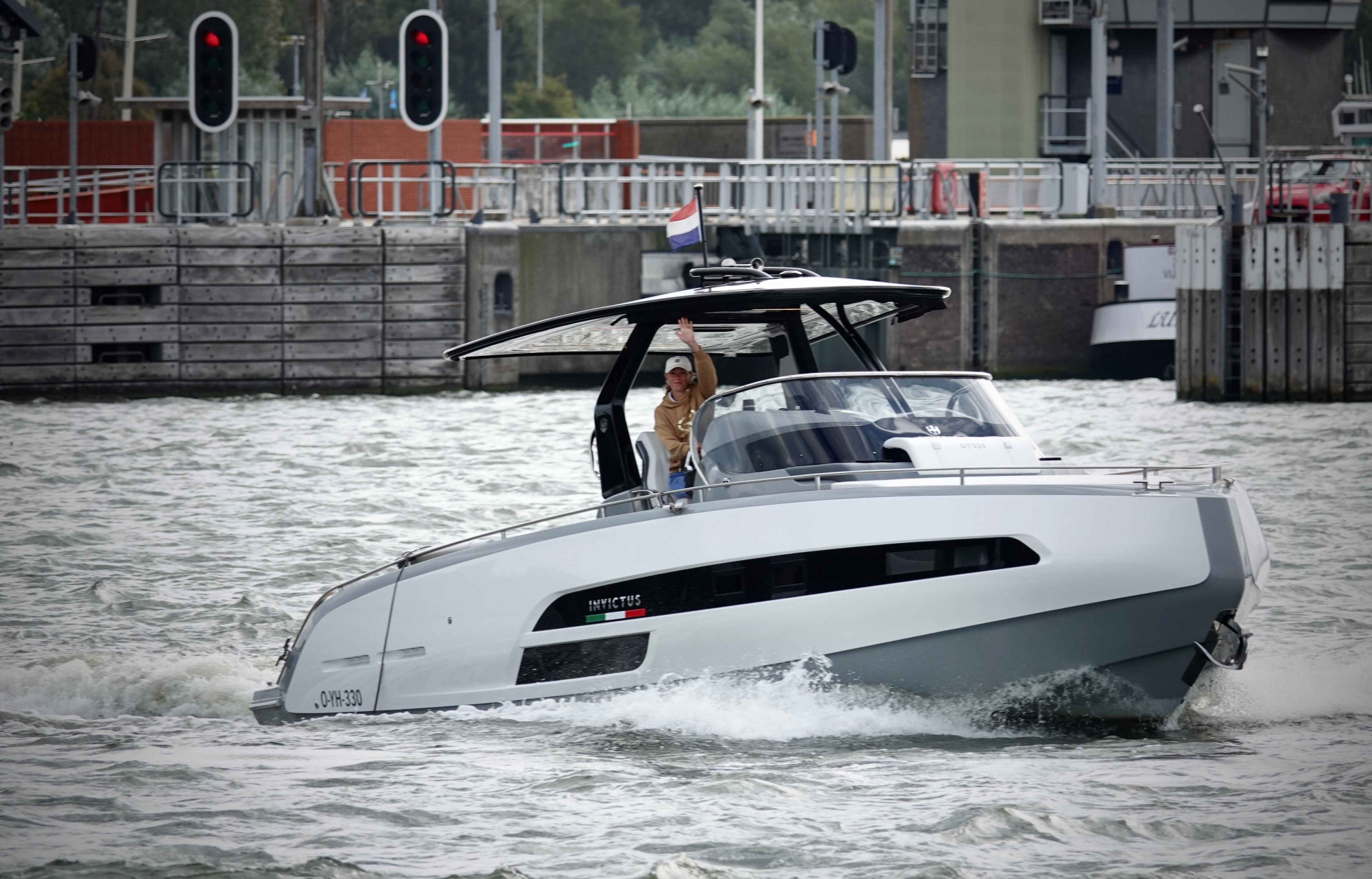 Invictus yachts Invictus 320 GT met 2 x Mercruiser 270 pk diesel van 2024!