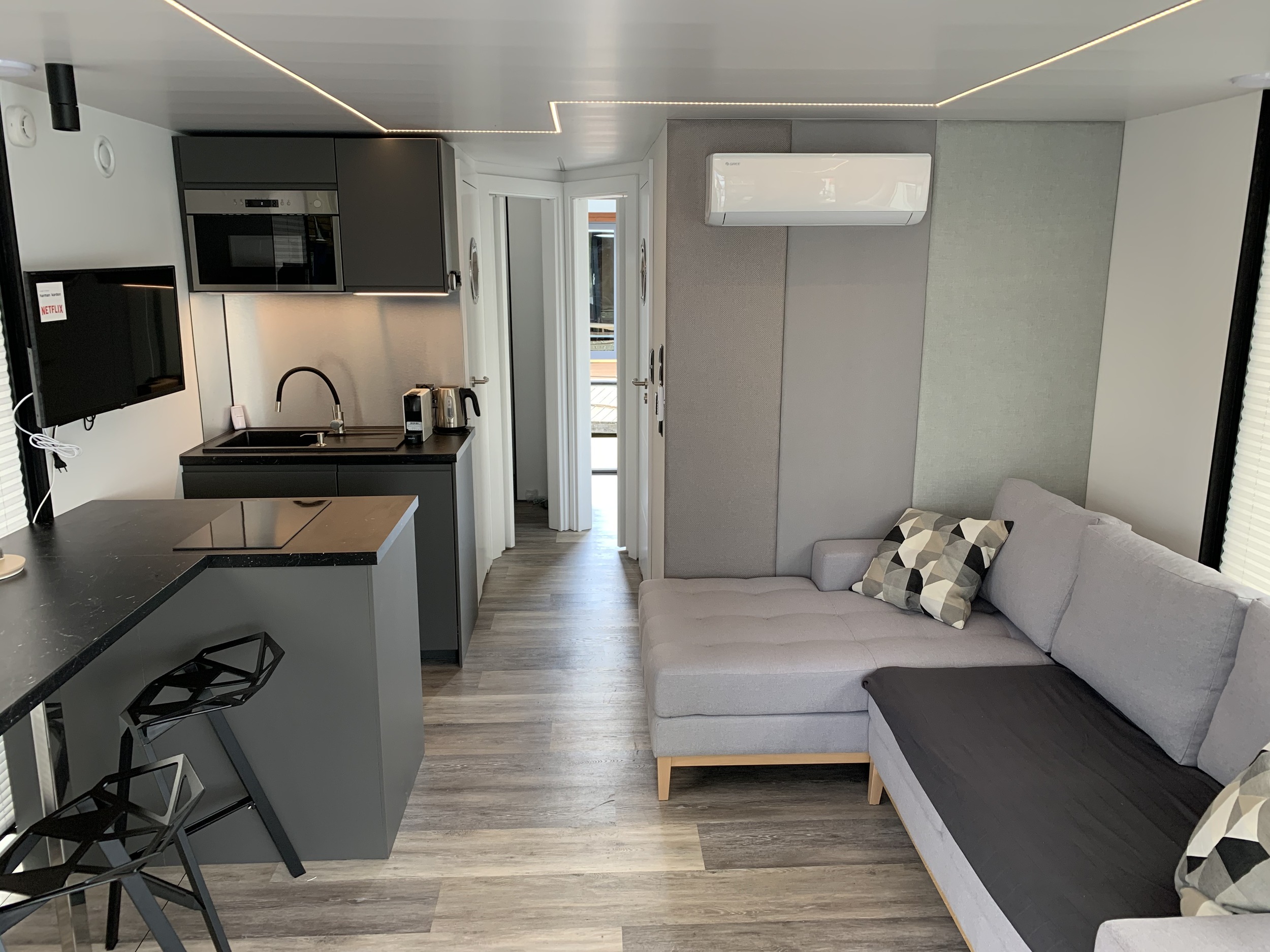 La Mare Houseboat Modern 12