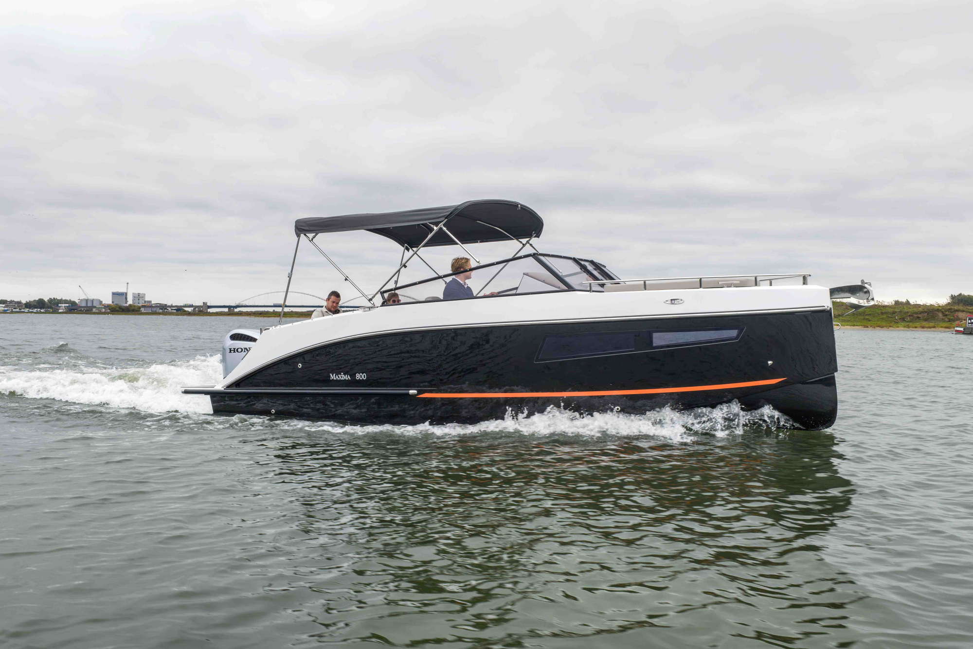 Maxima Boats 800 Cabin zwart - wit met Honda 250 pk op voorraad!