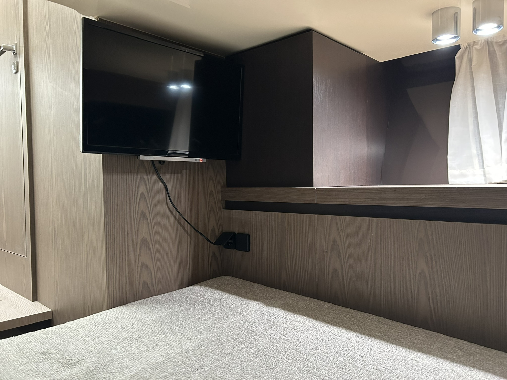 Invictus yachts Invictus 320 GT met 2 x Mercruiser 270 pk diesel van 2024!