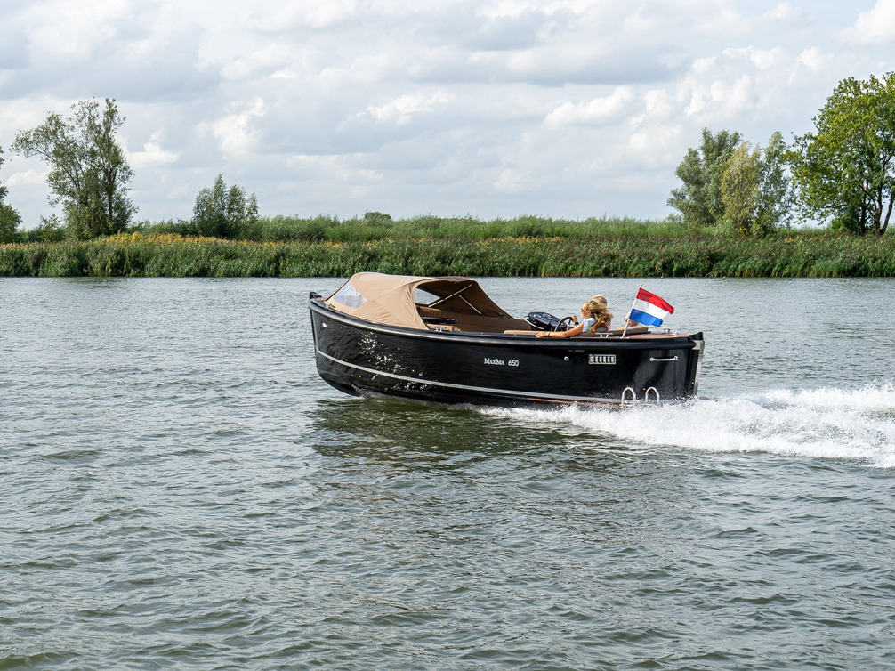 Maxima Boats 650 Flying Lounge