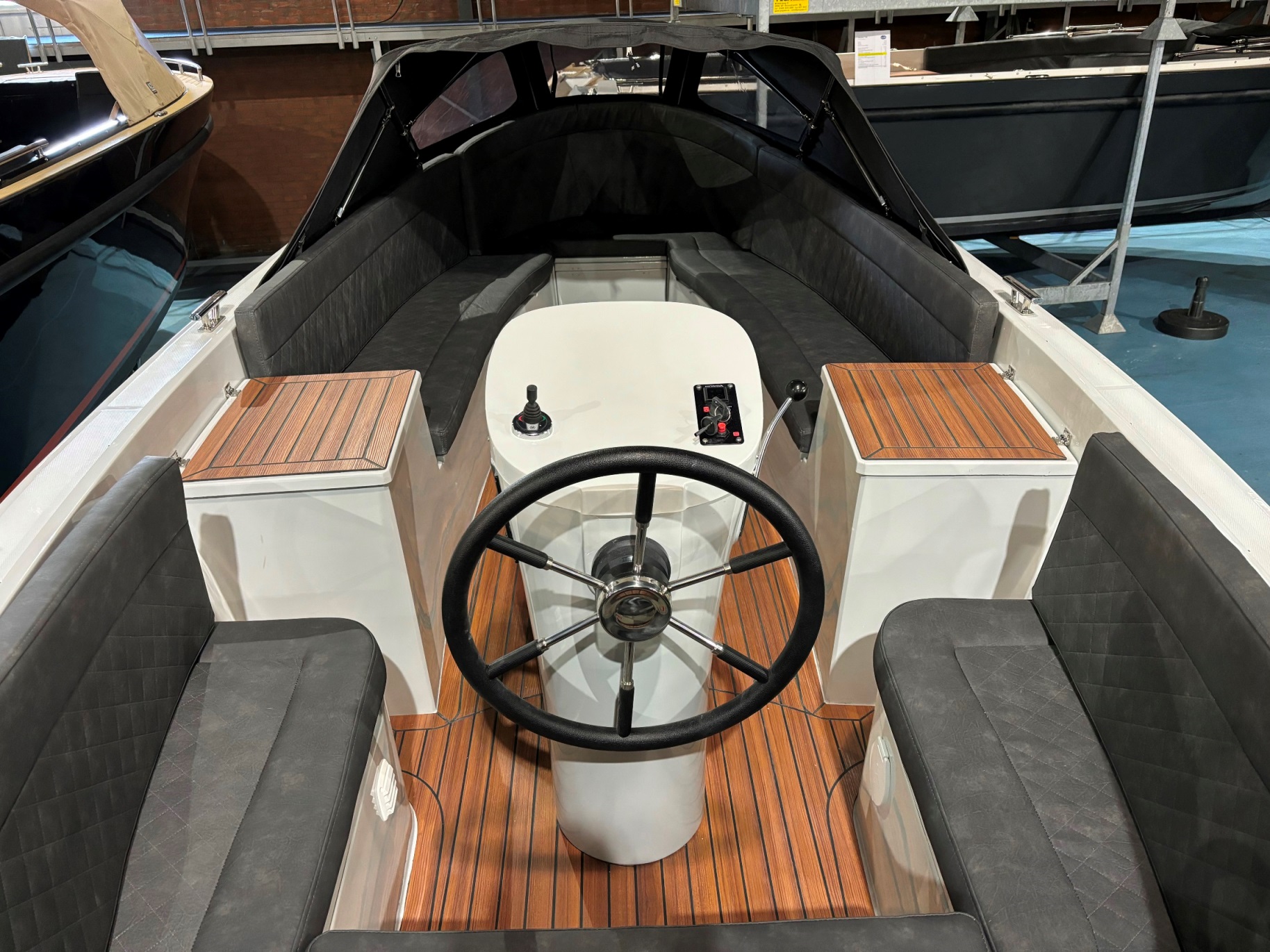 Maxima Boats 650 Flying Lounge in RAL kleur 7038 - op voorraad