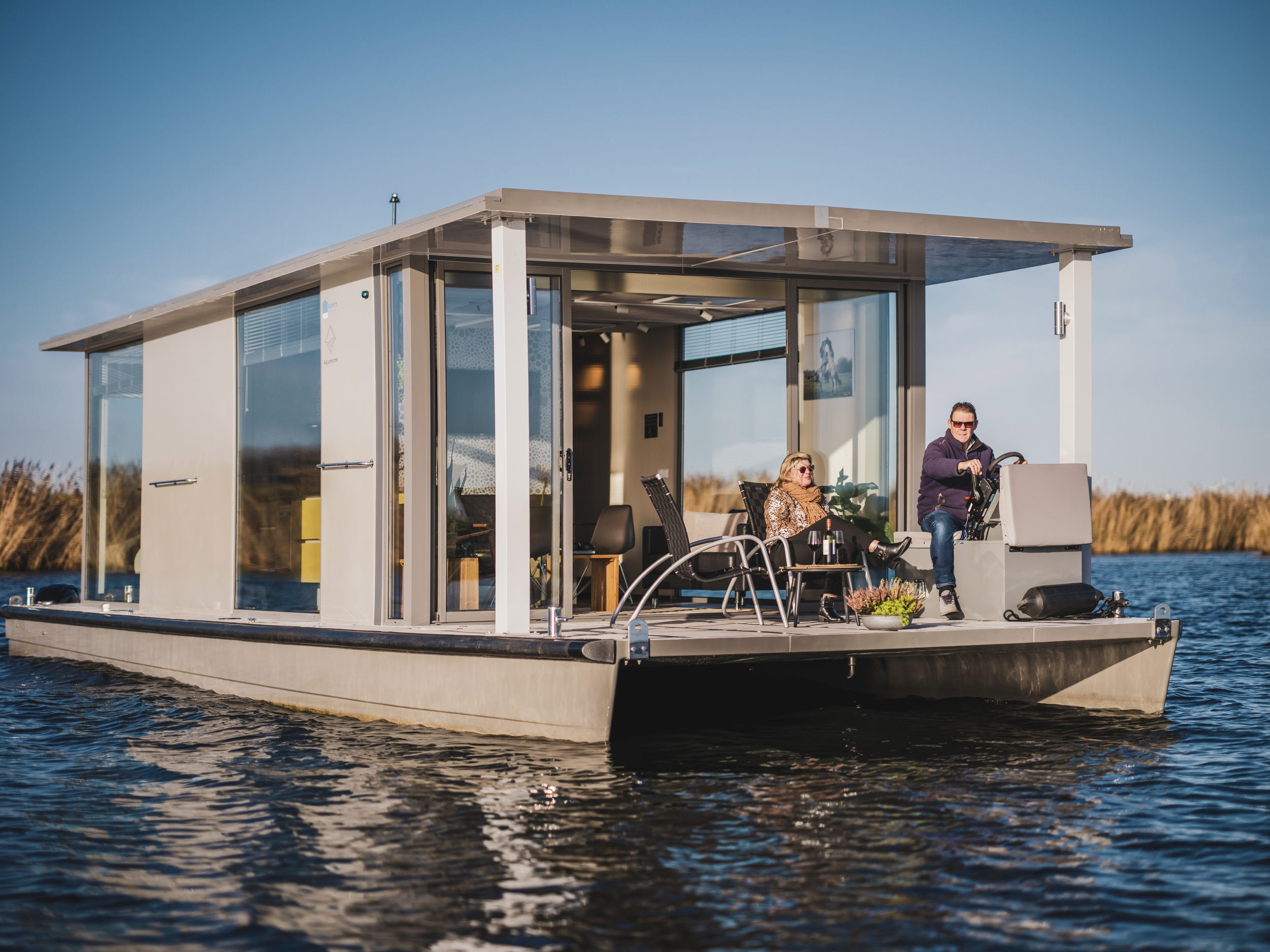 AquaHome Comfort Houseboat