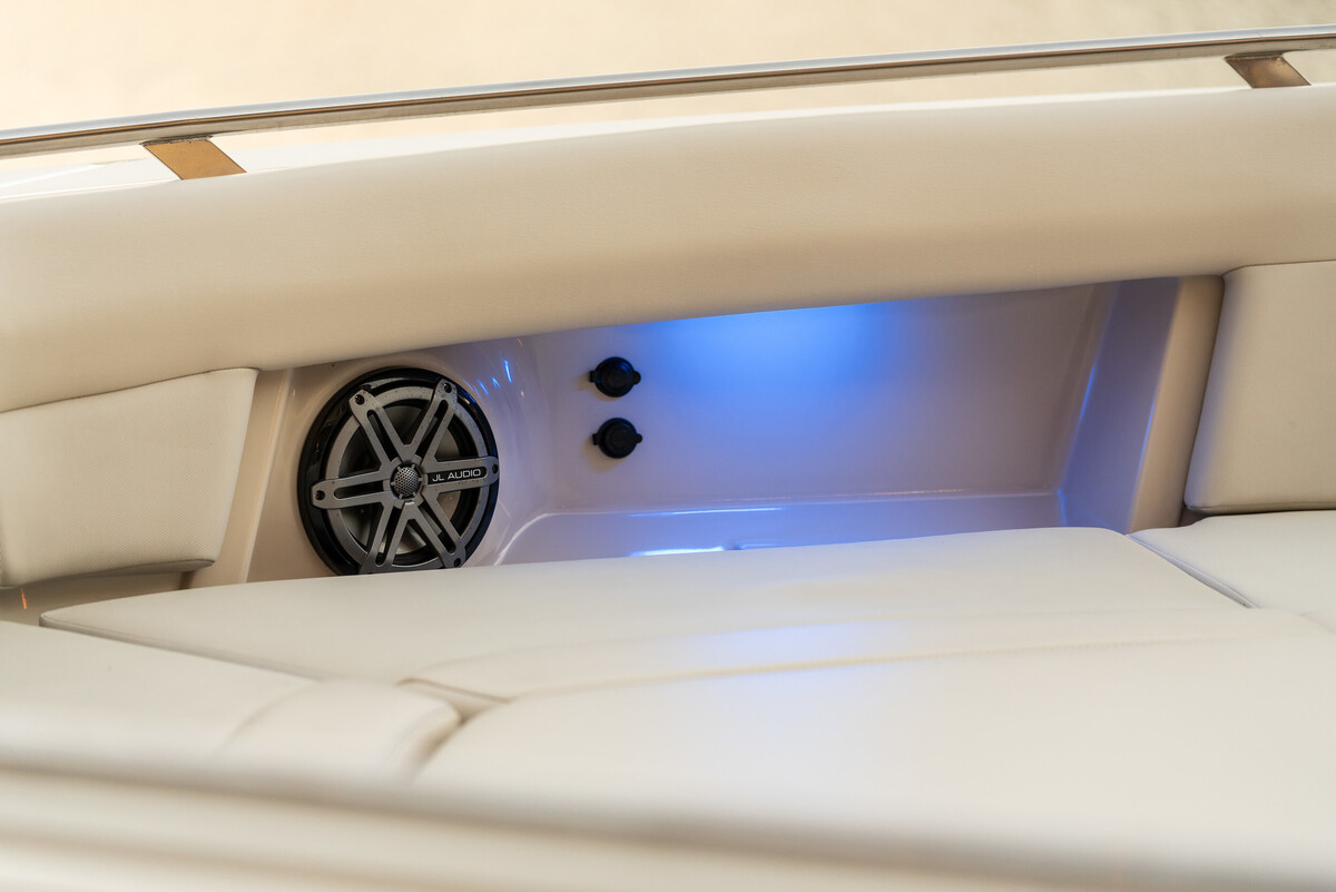 Boston Whaler 380 Realm