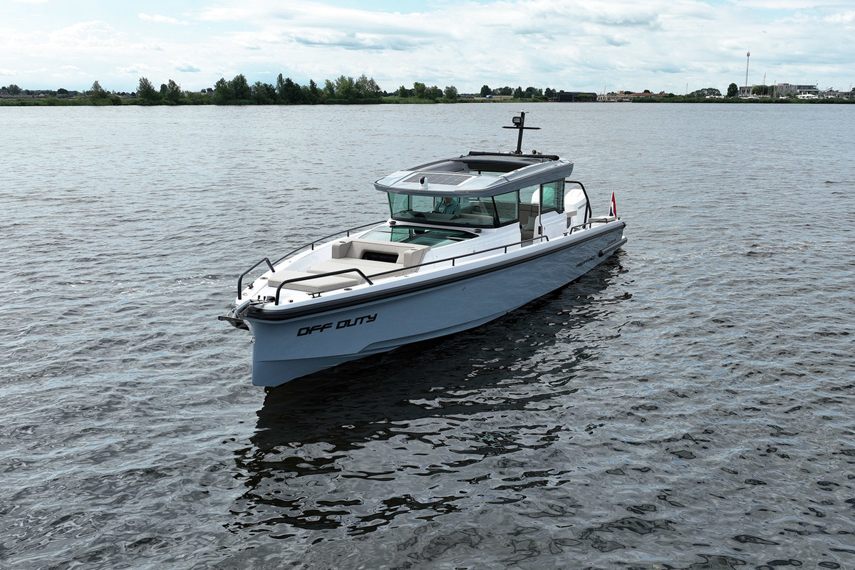 Axopar 37 XC Cross Cabin Mediterrana Edition