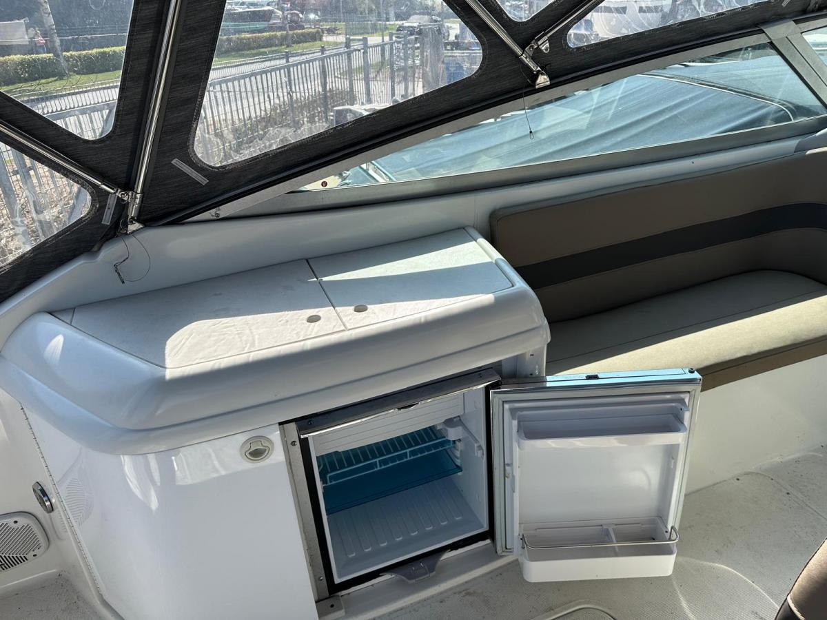 Formula F-280 SS Cuddy cabin