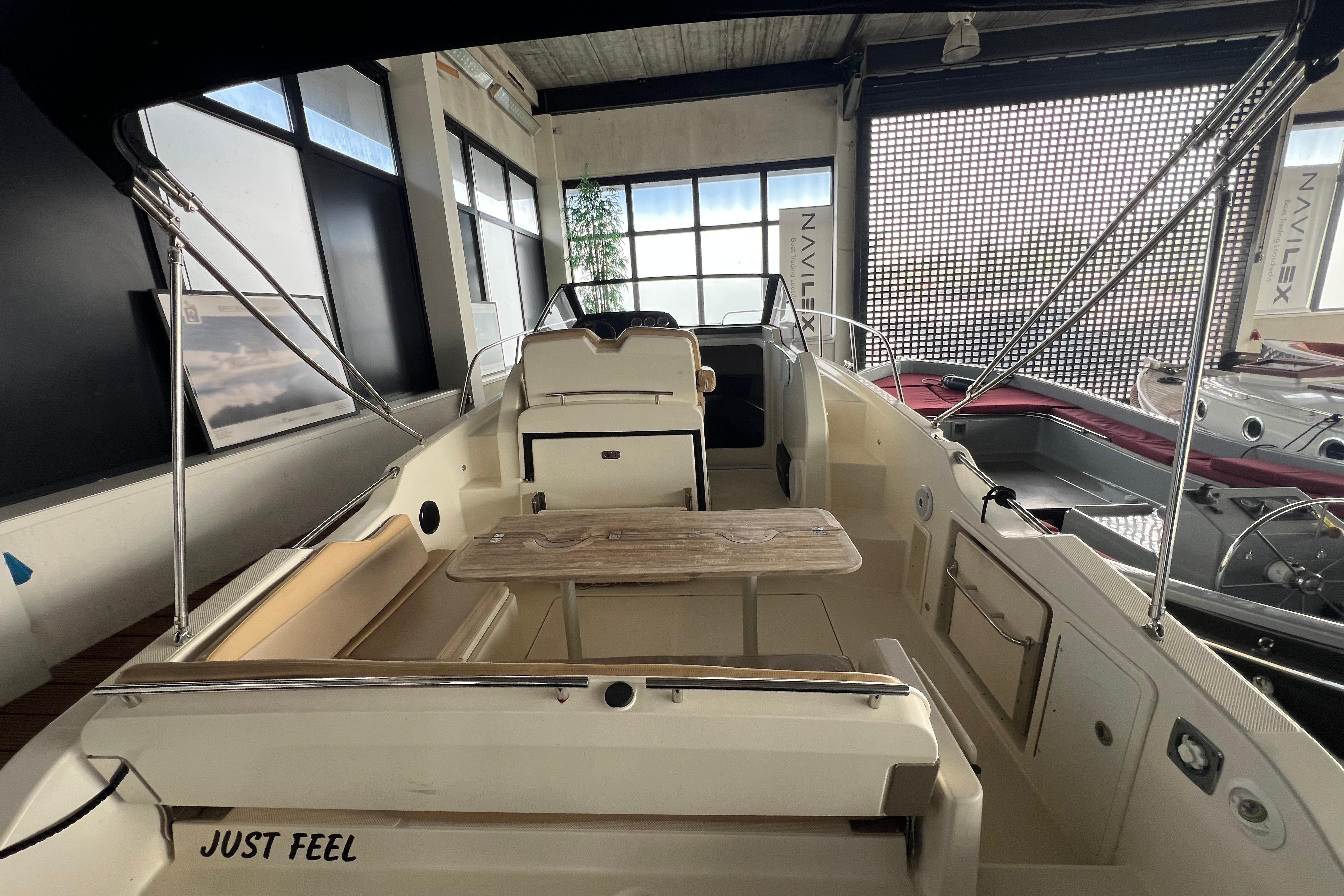 Quicksilver Activ 875 Sundeck