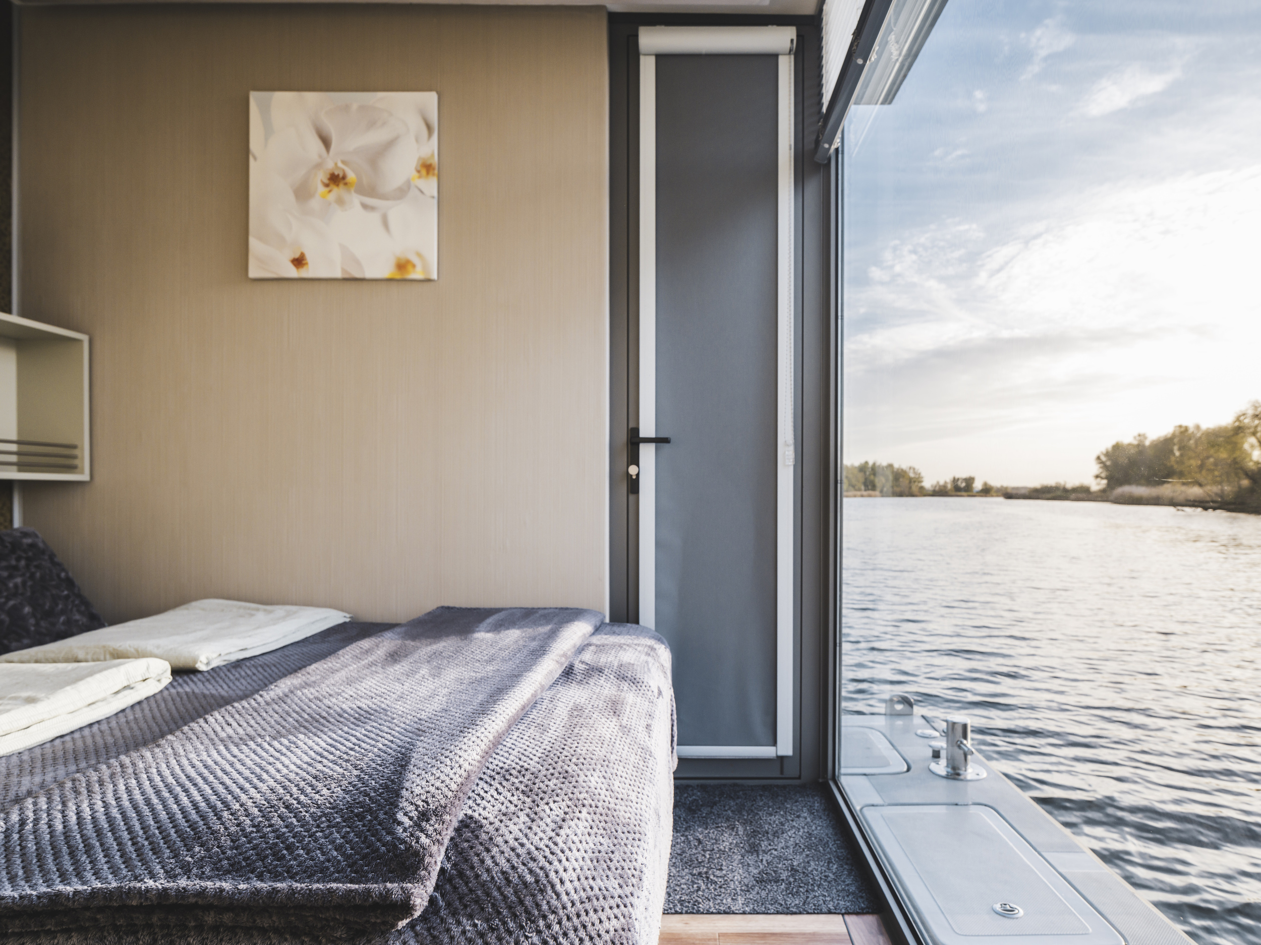 AquaHome Comfort Houseboat
