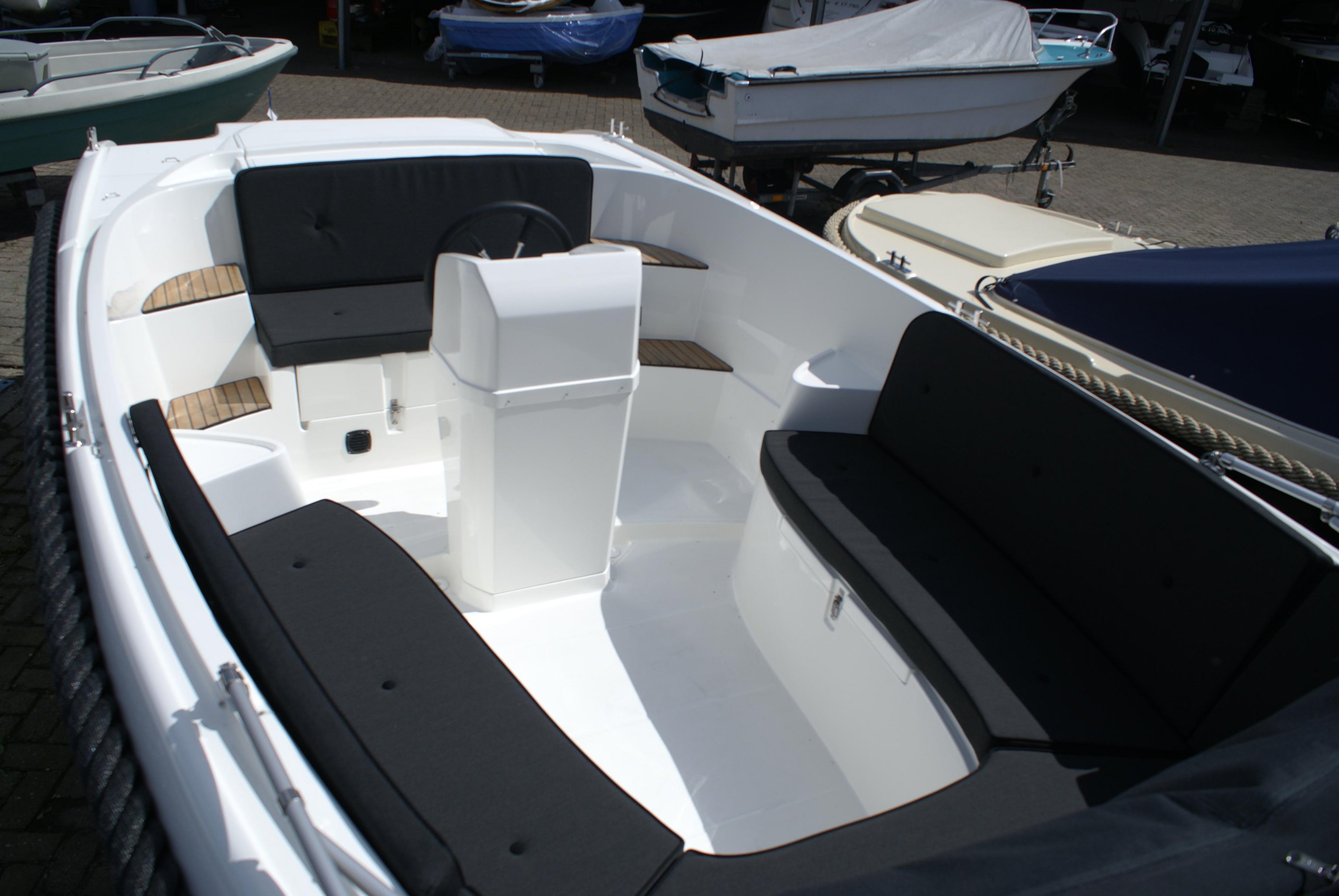 Oud Huijzer 616 Tender Suzuki 60pk Zwart wit