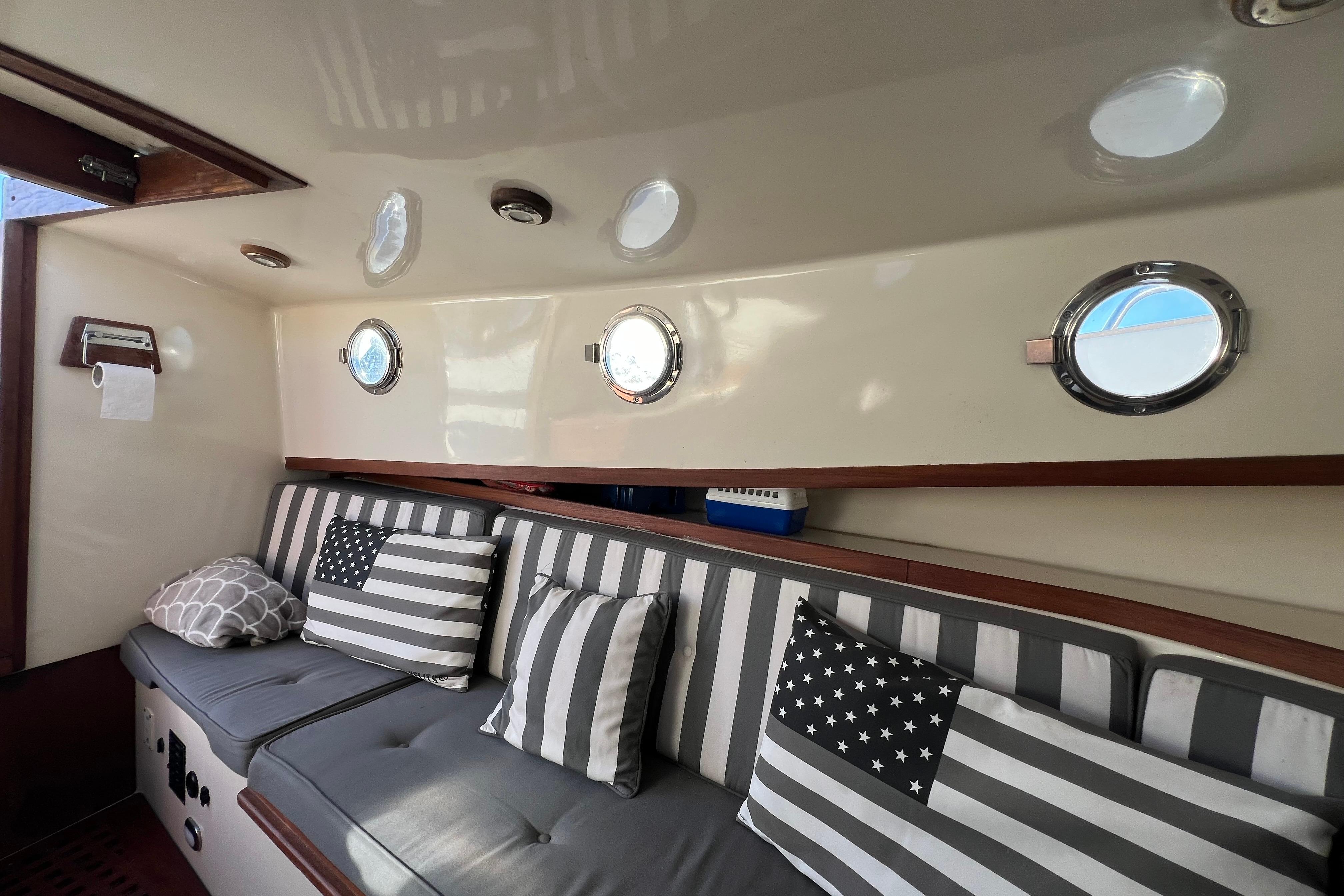 Jan Van Gent 10.35 Cabin