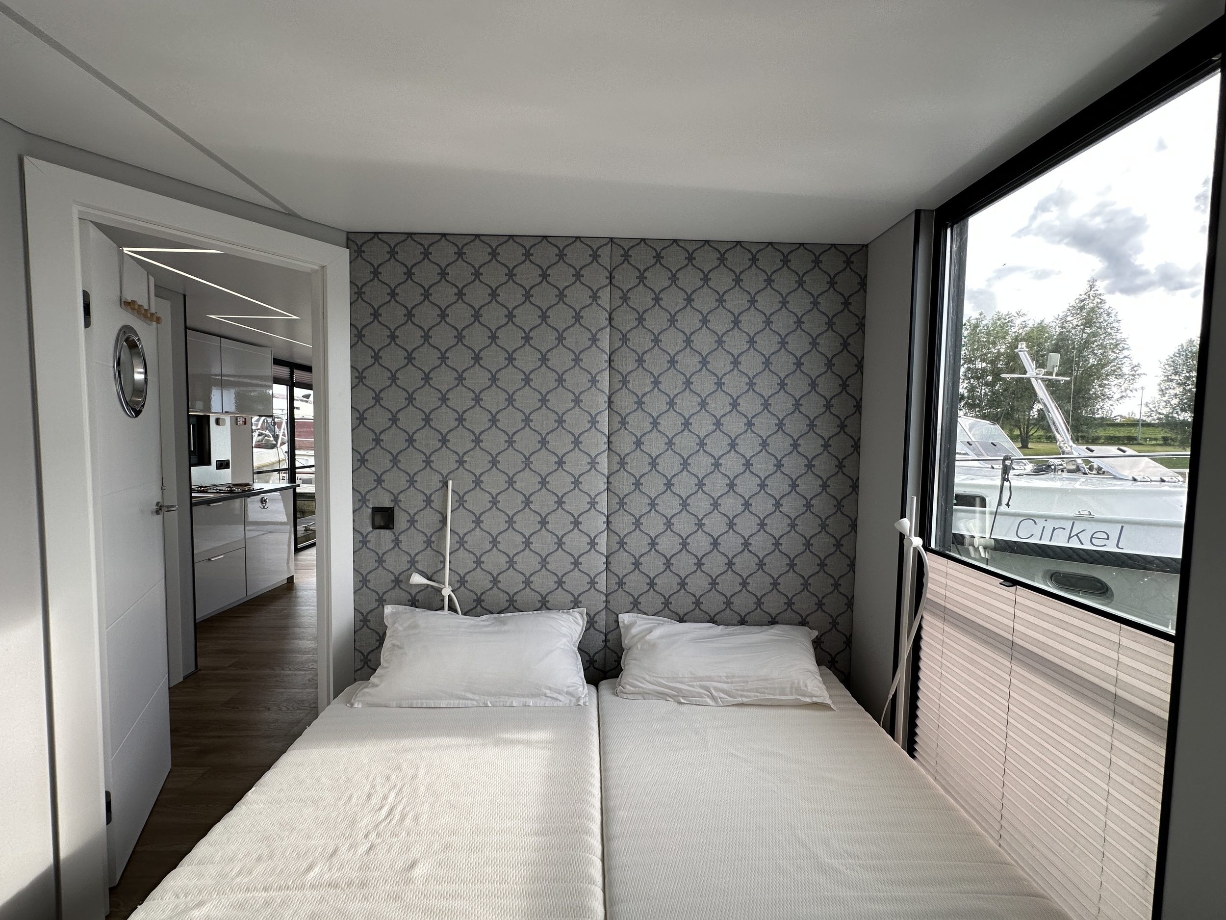 La Mare Houseboat Modern 12