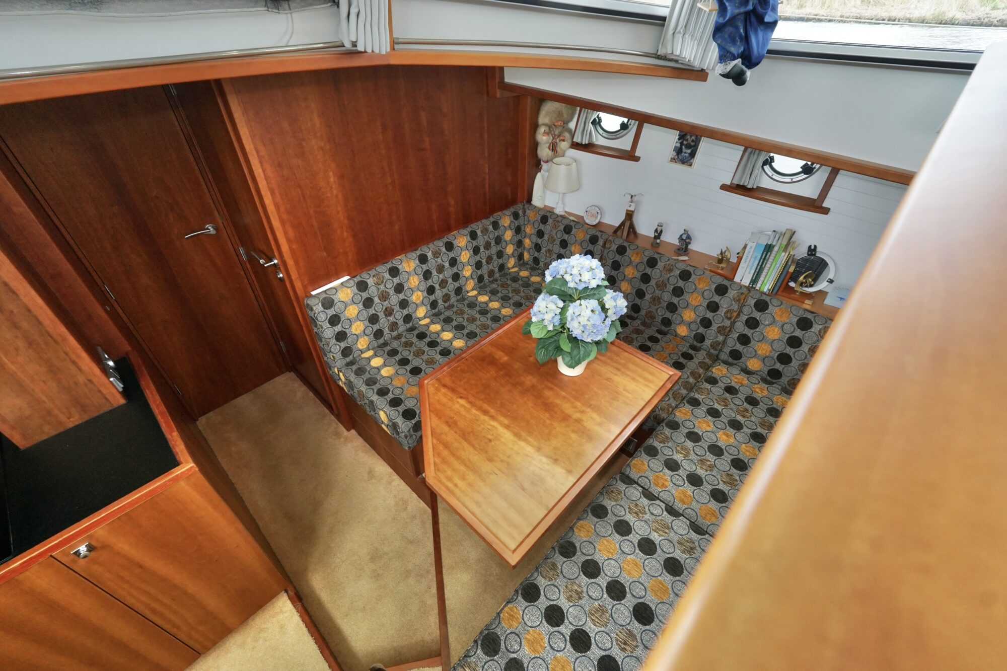 Serious Yachts Gently Low Bridge 45 Sedan