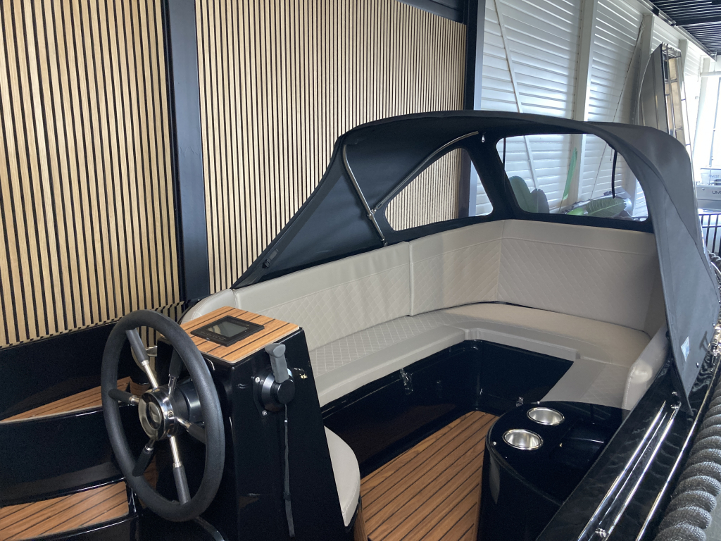 Amigo 485 S Black Edition + Navy 3.0 fluistersloep