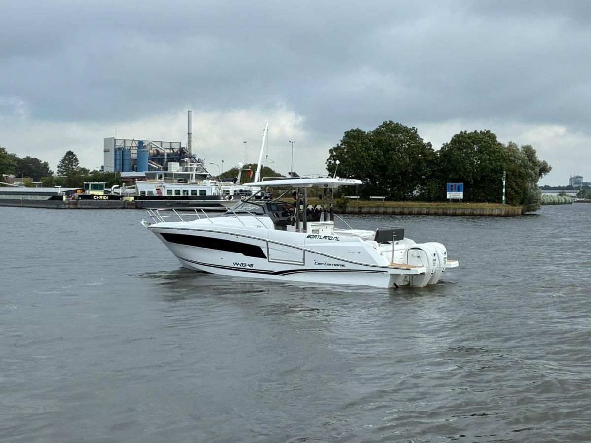 Jeanneau Cap Camarat 10.5 WA S2 op voorraad. Dit schip is aanwezig op de yamaha stand van hiswa te water 2026.