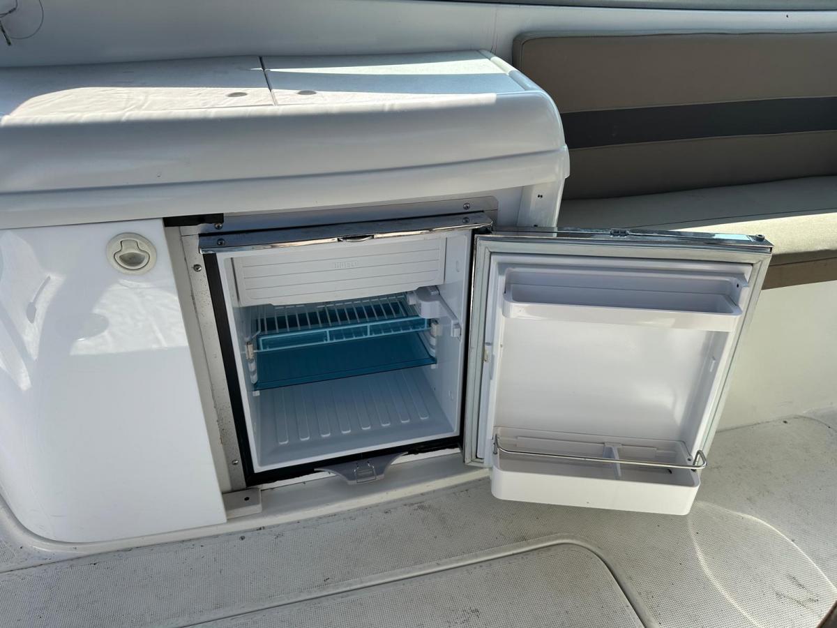 Formula F-280 SS Cuddy cabin