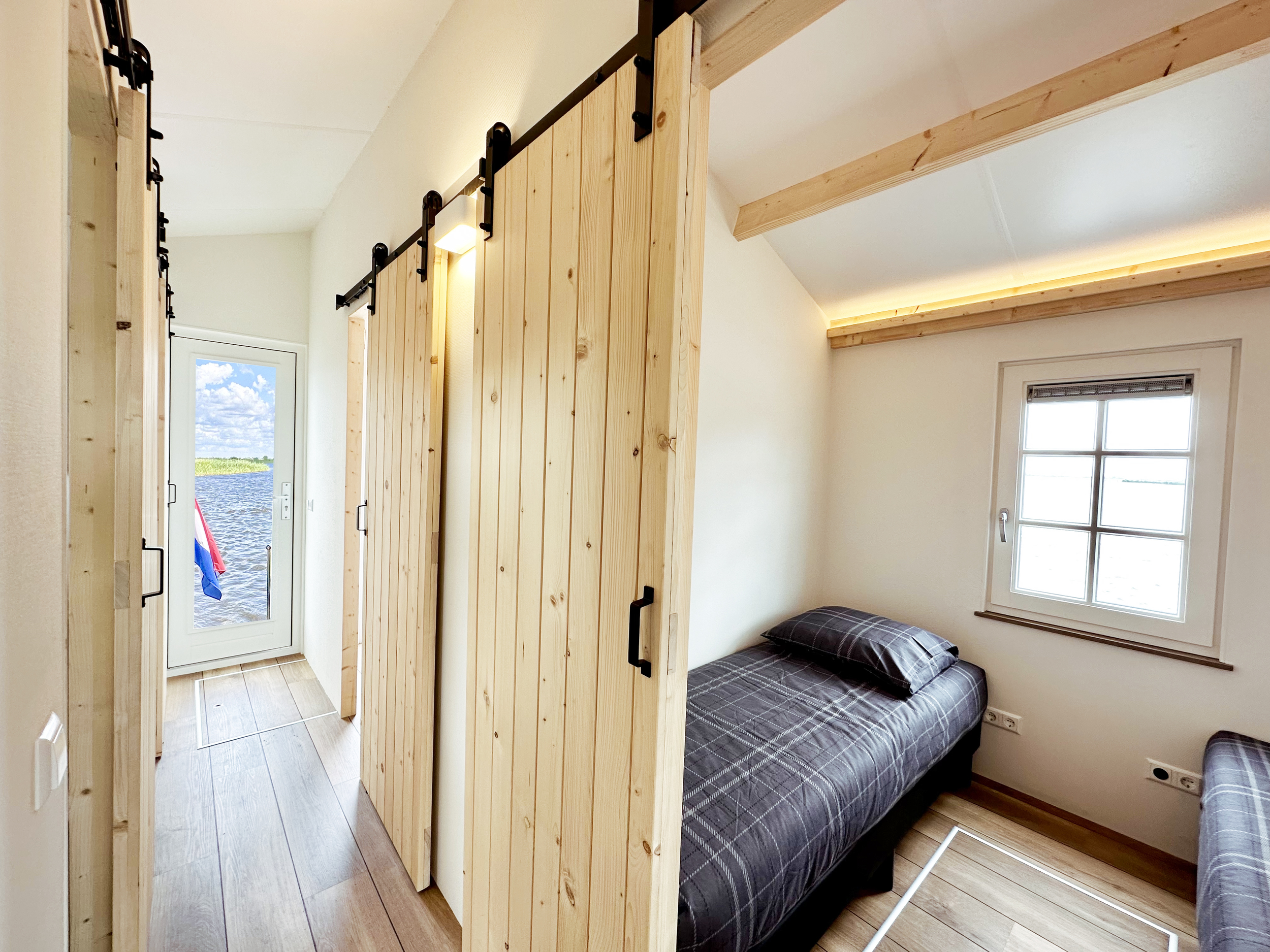 HOMESHIP VaarChalet In Amsterdam 1250D Luxe Houseboat