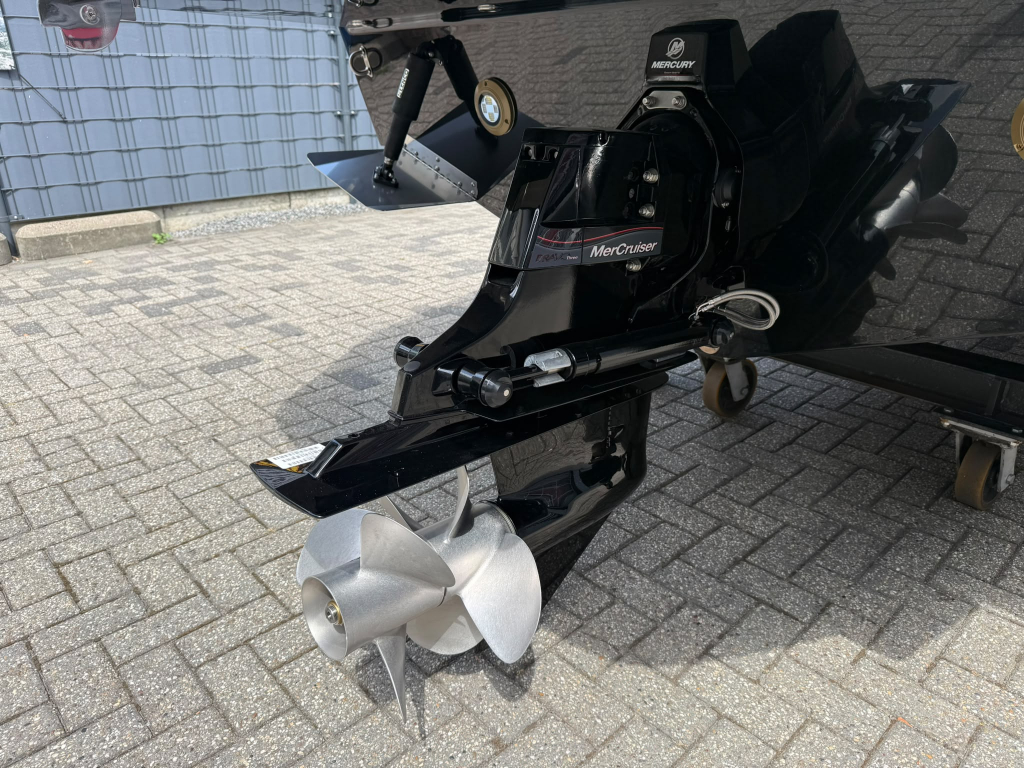 Sea Ray SDX 230