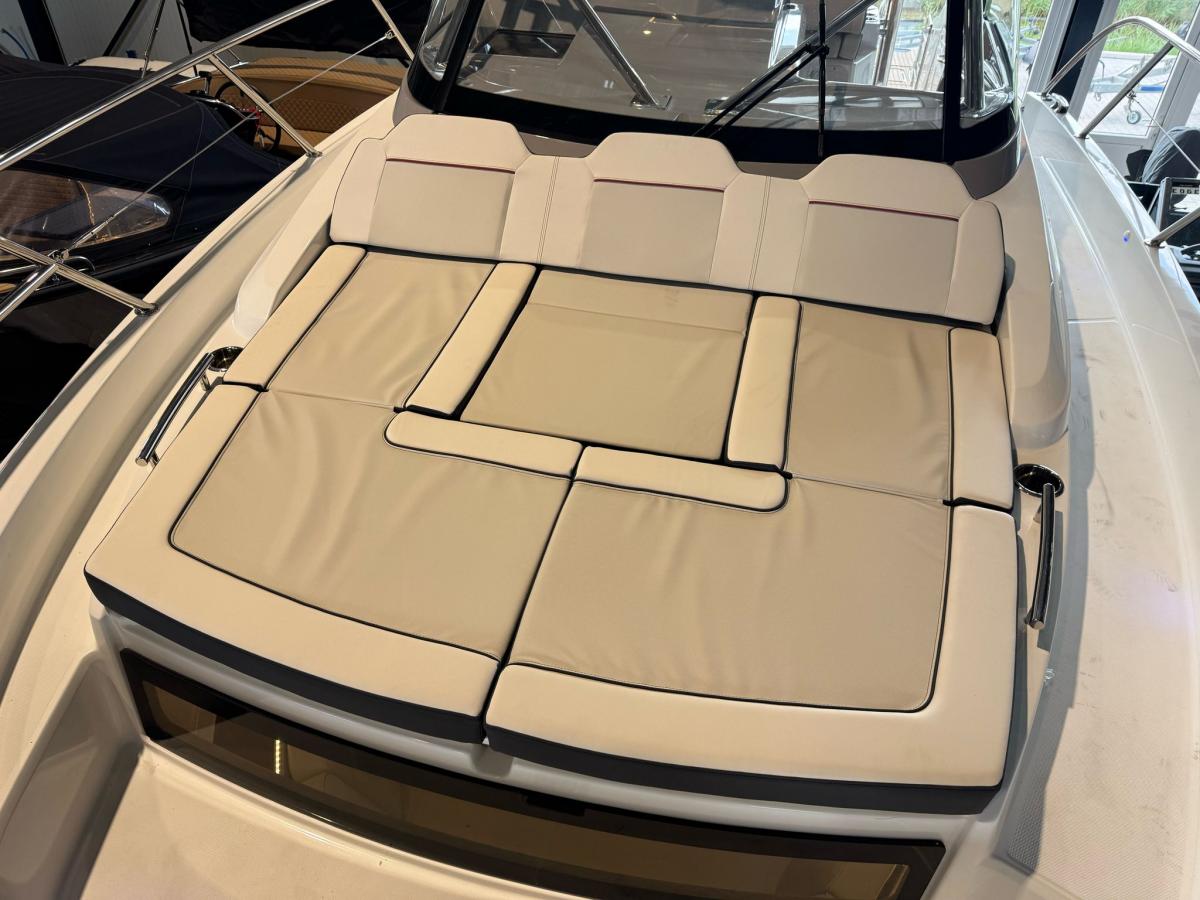 Jeanneau Cap Camarat 10.5 WA S2 op voorraad. Dit schip is aanwezig op de yamaha stand van hiswa te water 2026.