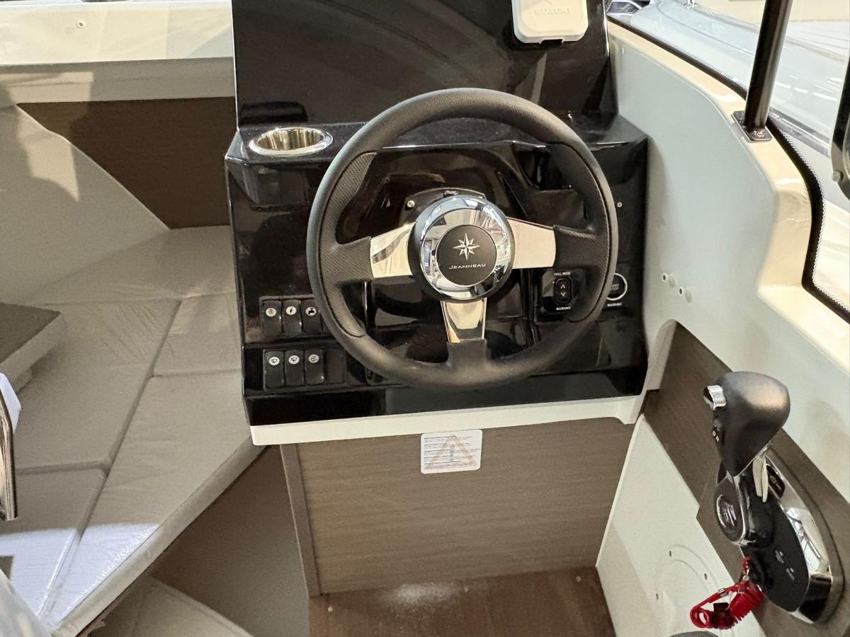 Jeanneau Merry Fisher 695 Serie 2. Deze prachtige boot is aanwezig op de Suzuki stand van hiswa te water 2026.