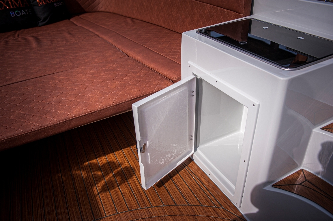 Maxima Boats 750 Flying Lounge