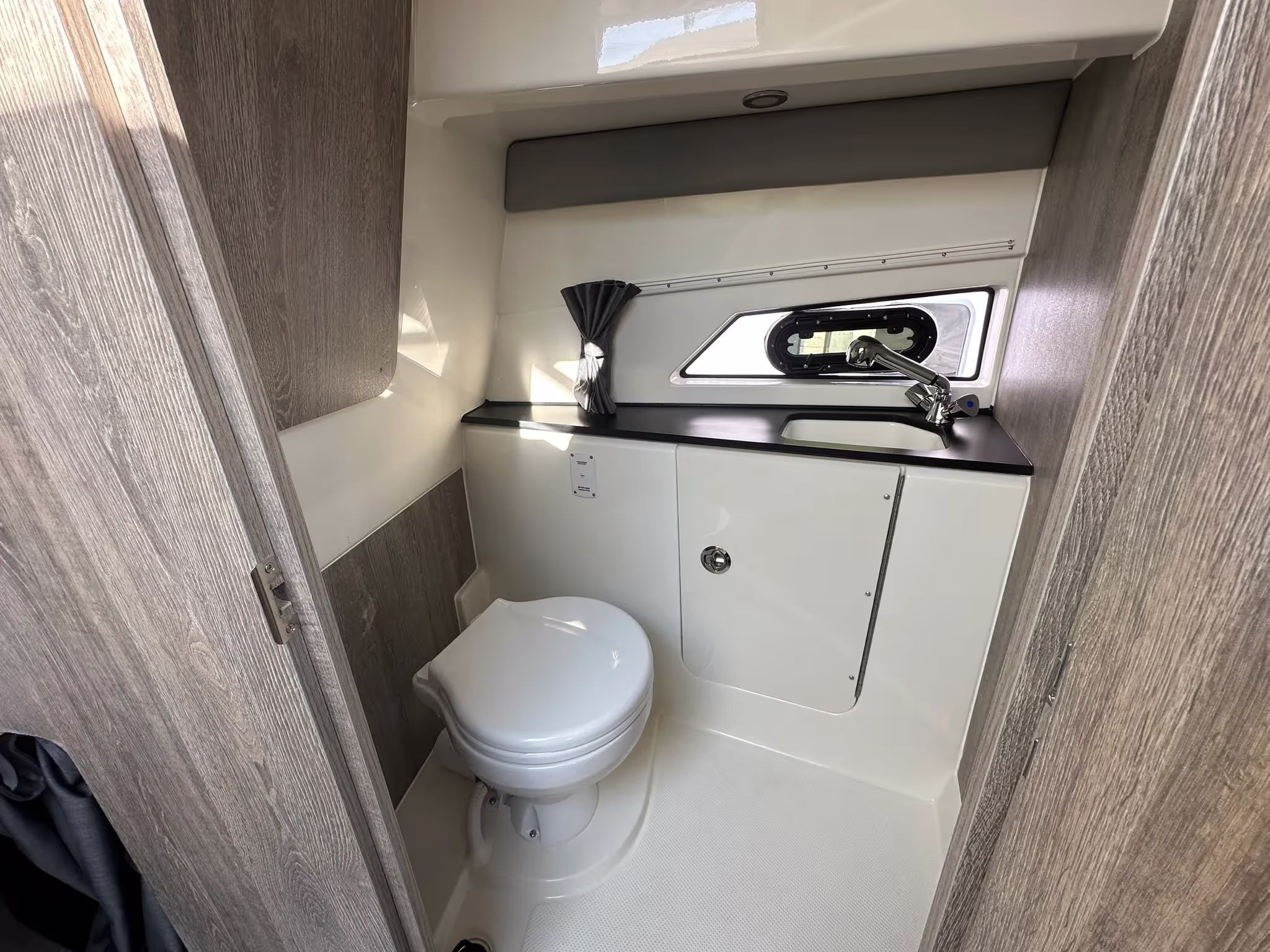 Quicksilver 875 Sundeck