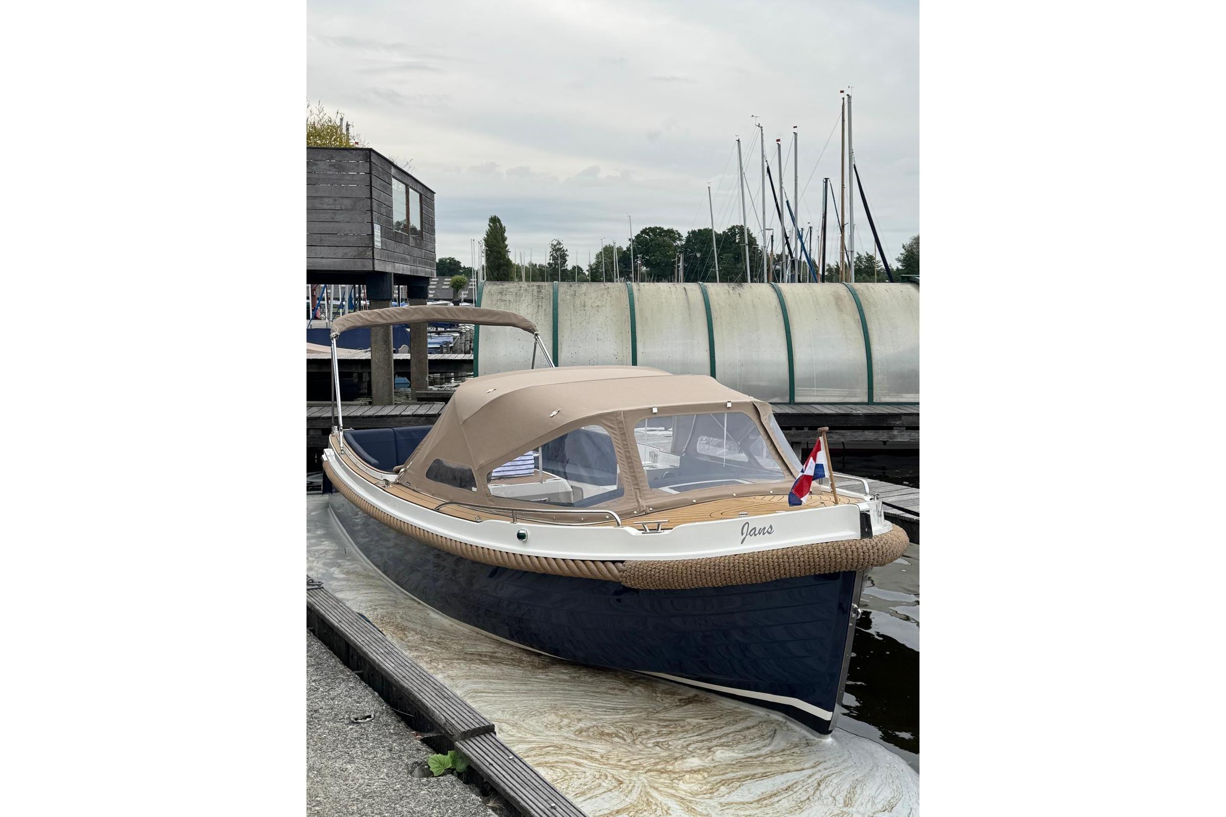 Interboat Intender 820